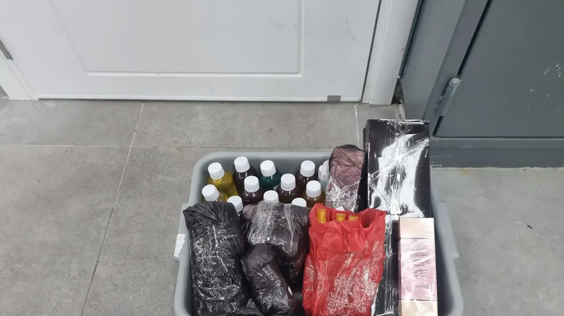 בקבוקים החשודים כמכילים קוקאין נוזלי שנתפסו במעבר הגבול מירדן, 25 ביוני 2023 בקבוקים החשודים כמכילים קוקאין נוזלי שנתפסו במעבר הגבול מירדן, 25 ביוני 2023