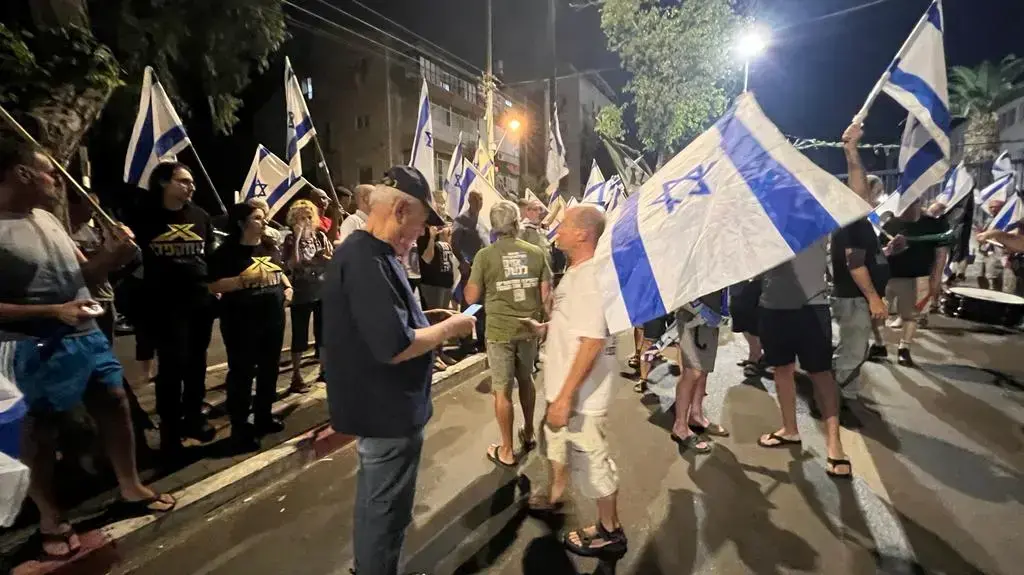 דן חלוץ במחאה בפתח תקווה בעקבות מעצר פעיל נגד המהפכה המשפטית. 26 ביוני 2023 דן חלוץ במחאה בפתח תקווה בעקבות מעצר פעיל נגד המהפכה המשפטית. 26 ביוני 2023
