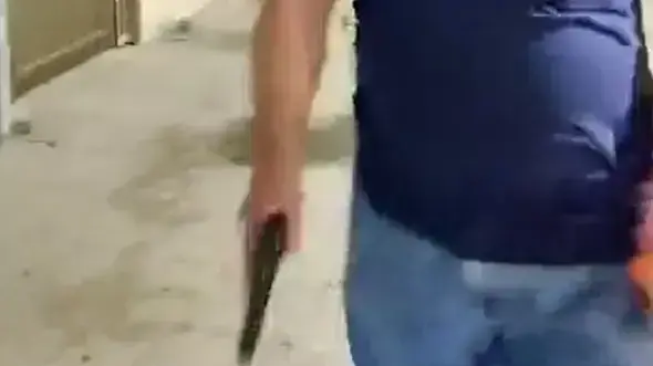 אזרח מאיים באקדח על מפגין נגד המהפכה המשפטית בפתח תקווה, 26 ביוני 2023 אזרח מאיים באקדח על מפגין נגד המהפכה המשפטית בפתח תקווה, 26 ביוני 2023