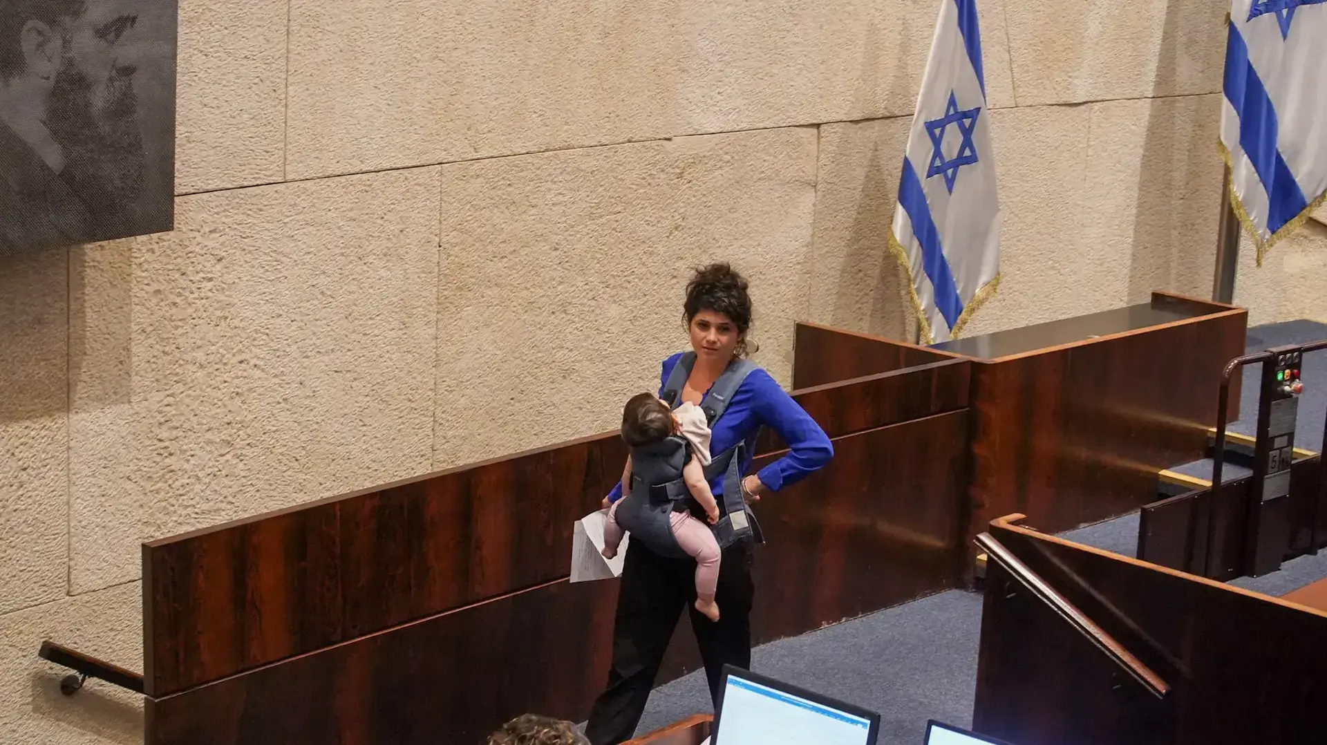 ח"כ שרן השכל עלתה עם התינוקת שלה לדוכן במליאת הכנסת כדי להציג הצעת חוק שיזמה, 27 ביוני 2023 ח"כ שרן השכל עלתה עם התינוקת שלה לדוכן במליאת הכנסת כדי להציג הצעת חוק שיזמה, 27 ביוני 2023