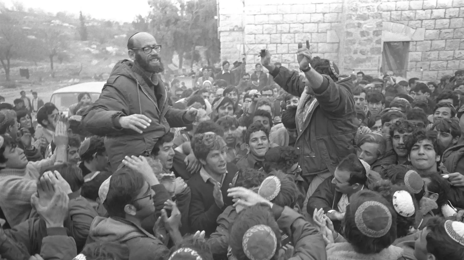 הרב משה לוינגר (שמאל), מנהיג תנועת גוש אמונים חנן פורת (ימין) ופעיליהם, חוגגים את החלטת הממשלה להעבירם למחנה הצבאי הסמוך לכפר הערבי סבסטיה ולאיזורים נוספים באיזור השומרון, 8 בדצמבר 1975 הרב משה לוינגר (שמאל), מנהיג תנועת גוש אמונים חנן פורת (ימין) ופעיליהם, חוגגים את החלטת הממשלה להעבירם למחנה הצבאי הסמוך לכפר הערבי סבסטיה ולאיזורים נוספים באיזור השומרון, 8 בדצמבר 1975