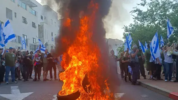 הפגנה נגד המהפכה המשפטית מול ביתו של יריב לוין במודיעין, 27 ביוני 2023 הפגנה נגד המהפכה המשפטית מול ביתו של יריב לוין במודיעין, 27 ביוני 2023