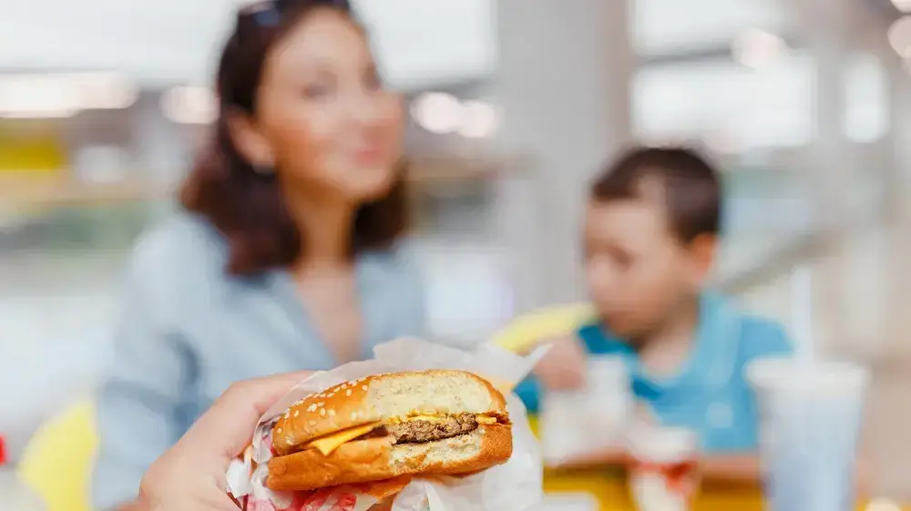 משפחה אוכלת ג'אנק פוד משפחה אוכלת ג'אנק פוד