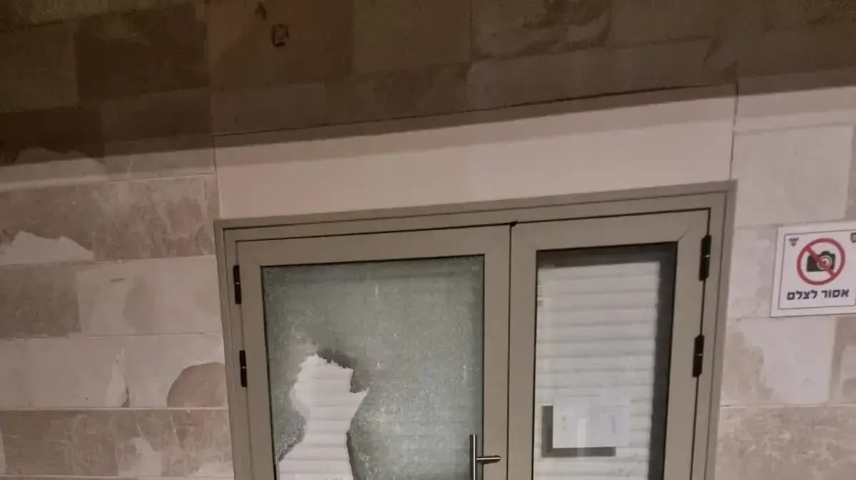 חרדים פרצו למתקן כליאה צבאי בשרון, במחאה על מעצרה של נערה חרדית שהוגדרה עקירה. 29 ביוני 2023 חרדים פרצו למתקן כליאה צבאי בשרון, במחאה על מעצרה של נערה חרדית שהוגדרה עקירה. 29 ביוני 2023