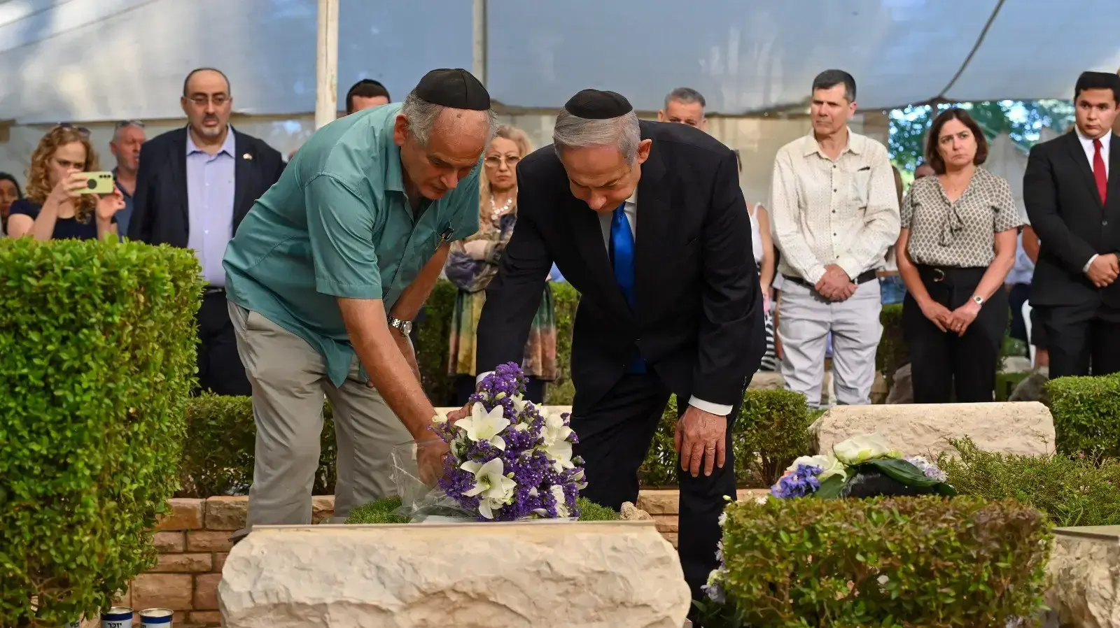 ראש הממשלה בנימין נתניהו ואחיו עידו נתניהו בטקס האזכרה הממלכתי לאחיו יוני נתניהו במלאת 47 שנים לנפילתו במבצע אנטבה
ראש הממשלה בנימין נתניהו ואחיו עידו נתניהו בטקס האזכרה הממלכתי לאחיו יוני נתניהו במלאת 47 שנים לנפילתו במבצע אנטבה