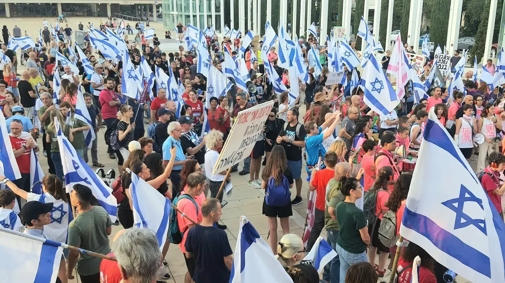 צעדה במסגרת הפגנה נגד המהפכה המשפטית, הבימה, 1 ביולי 2023 צעדה במסגרת הפגנה נגד המהפכה המשפטית, הבימה, 1 ביולי 2023