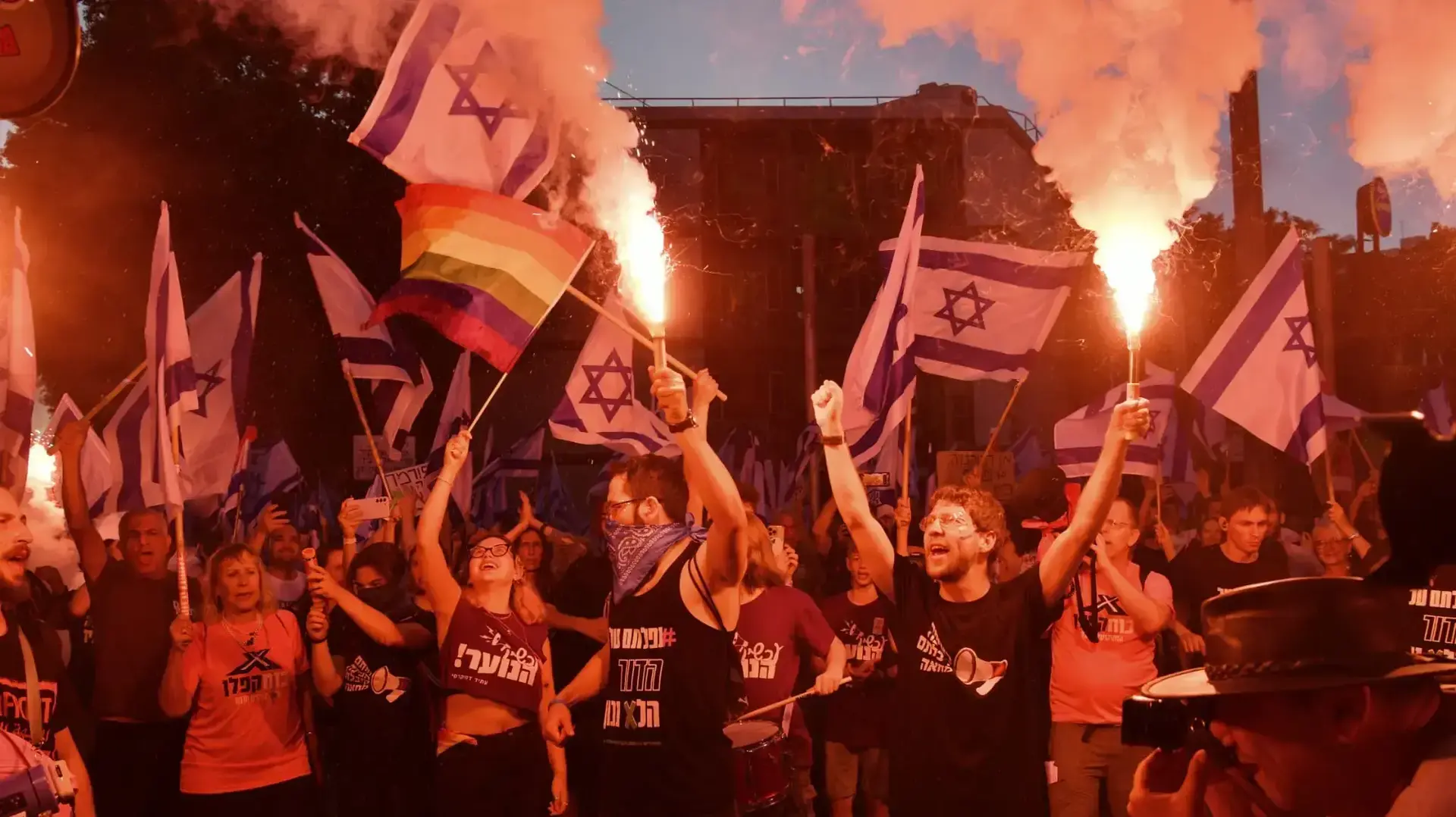 צעדה במסגרת הפגנה נגד המהפכה המשפטית, ת"א, 1 ביולי 2023 צעדה במסגרת הפגנה נגד המהפכה המשפטית, ת"א, 1 ביולי 2023