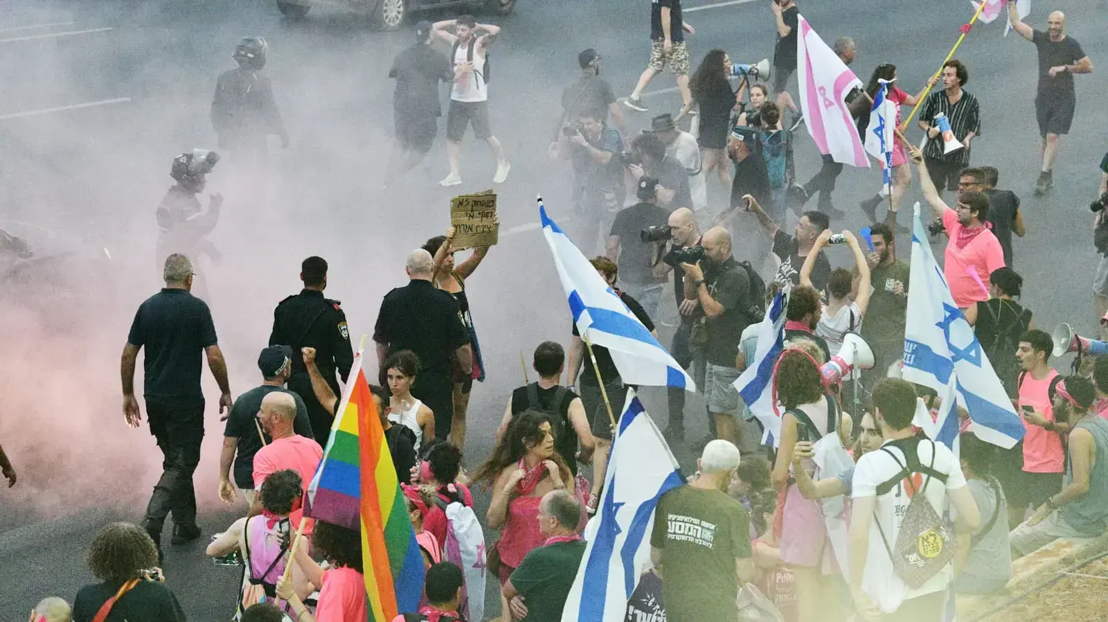 חסימת נתיבי איילון במסגרת הפגנה נגד המהפכה המשפטית, 1 ביולי 2023 חסימת נתיבי איילון במסגרת הפגנה נגד המהפכה המשפטית, 1 ביולי 2023