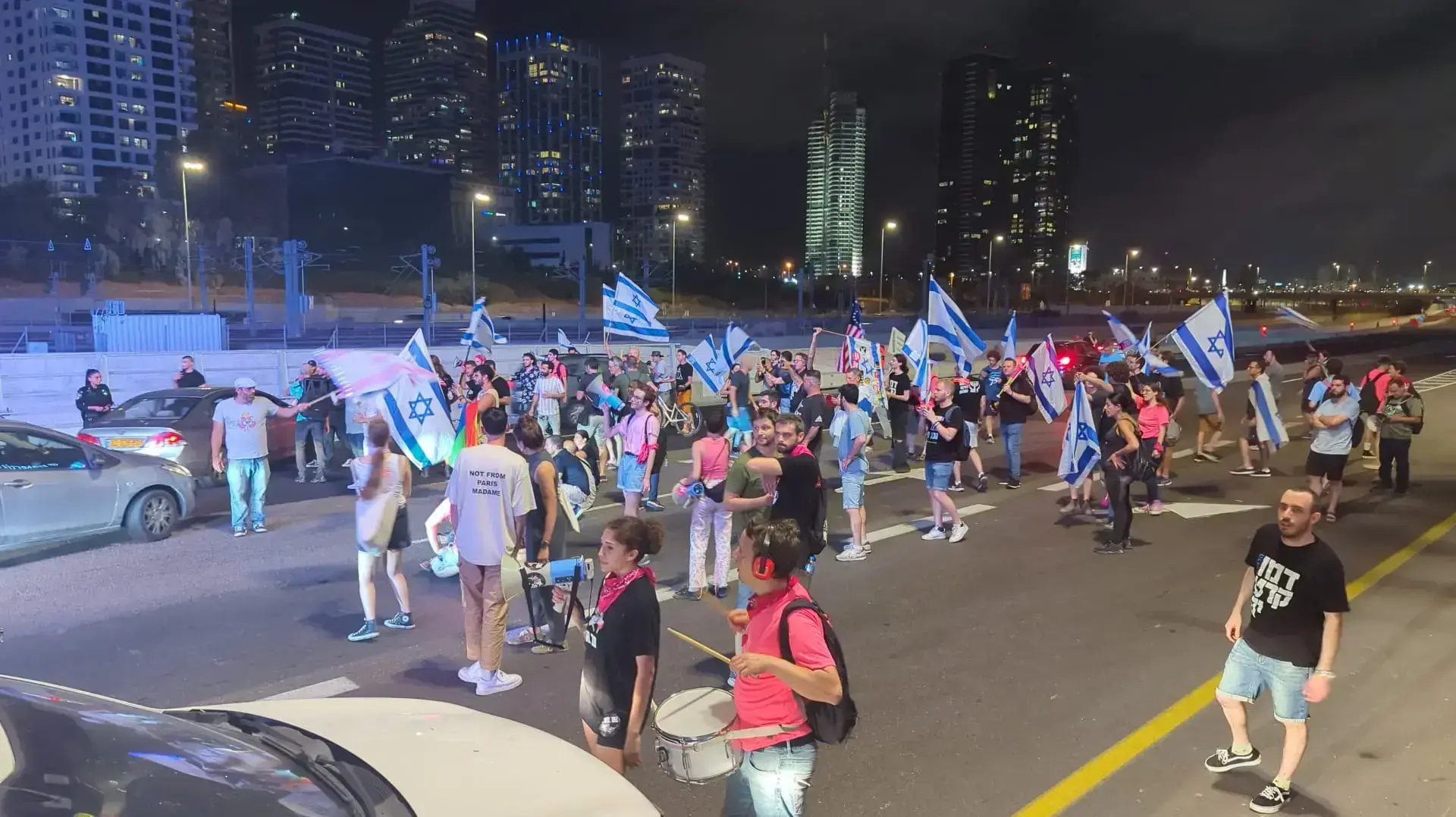 מפגינים חוסמים את איילון צפון בתום ההפגנה בקפלן, 1 ביולי 2023 מפגינים חוסמים את איילון צפון בתום ההפגנה בקפלן, 1 ביולי 2023