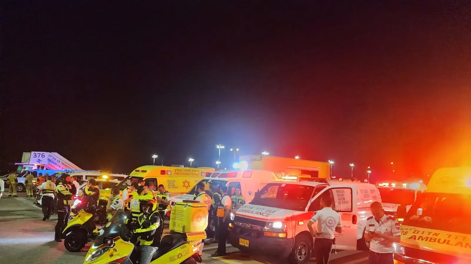 כוחות מד"א ממתינים בנתב"ג לנחיתת מטוס יונייטד איירליינס עם חלון שבור, 2 ביולי 2023