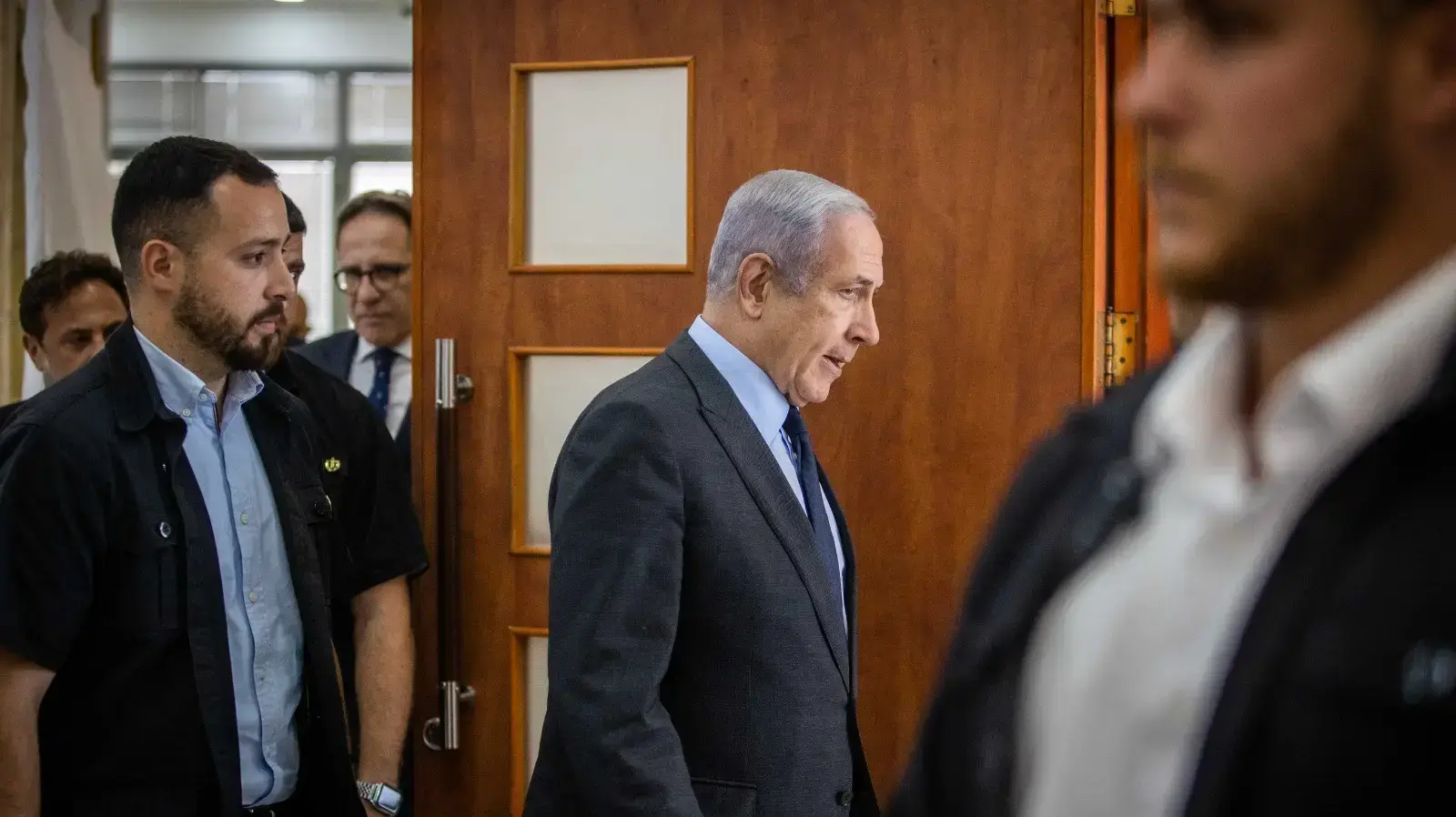 כניסת רה"מ בנימין נתניהו לדיון היום השישי לעדותו של ארנון מילצ׳ן בבית המשפט המחוזי בירושלים ובברייטון, 2 ביולי 2023 כניסת רה"מ בנימין נתניהו לדיון היום השישי לעדותו של ארנון מילצ׳ן בבית המשפט המחוזי בירושלים ובברייטון, 2 ביולי 2023