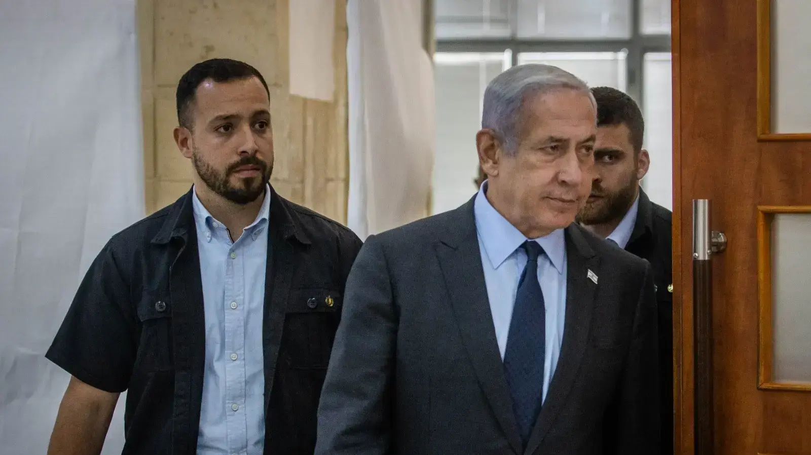כניסת רה"מ בנימין נתניהו לדיון היום השישי לעדותו של ארנון מילצ׳ן בבית המשפט המחוזי בירושלים ובברייטון, 2 ביולי 2023 כניסת רה"מ בנימין נתניהו לדיון היום השישי לעדותו של ארנון מילצ׳ן בבית המשפט המחוזי בירושלים ובברייטון, 2 ביולי 2023