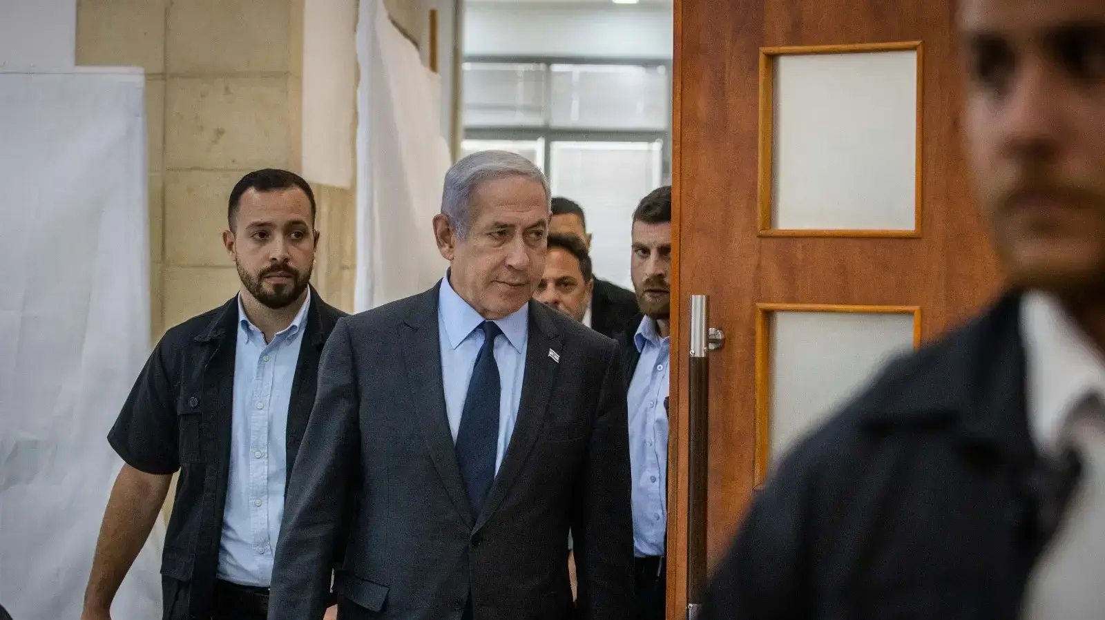 כניסת רה"מ בנימין נתניהו לדיון היום השישי לעדותו של ארנון מילצ׳ן בבית המשפט המחוזי בירושלים ובברייטון, 2 ביולי 2023 כניסת רה"מ בנימין נתניהו לדיון היום השישי לעדותו של ארנון מילצ׳ן בבית המשפט המחוזי בירושלים ובברייטון, 2 ביולי 2023