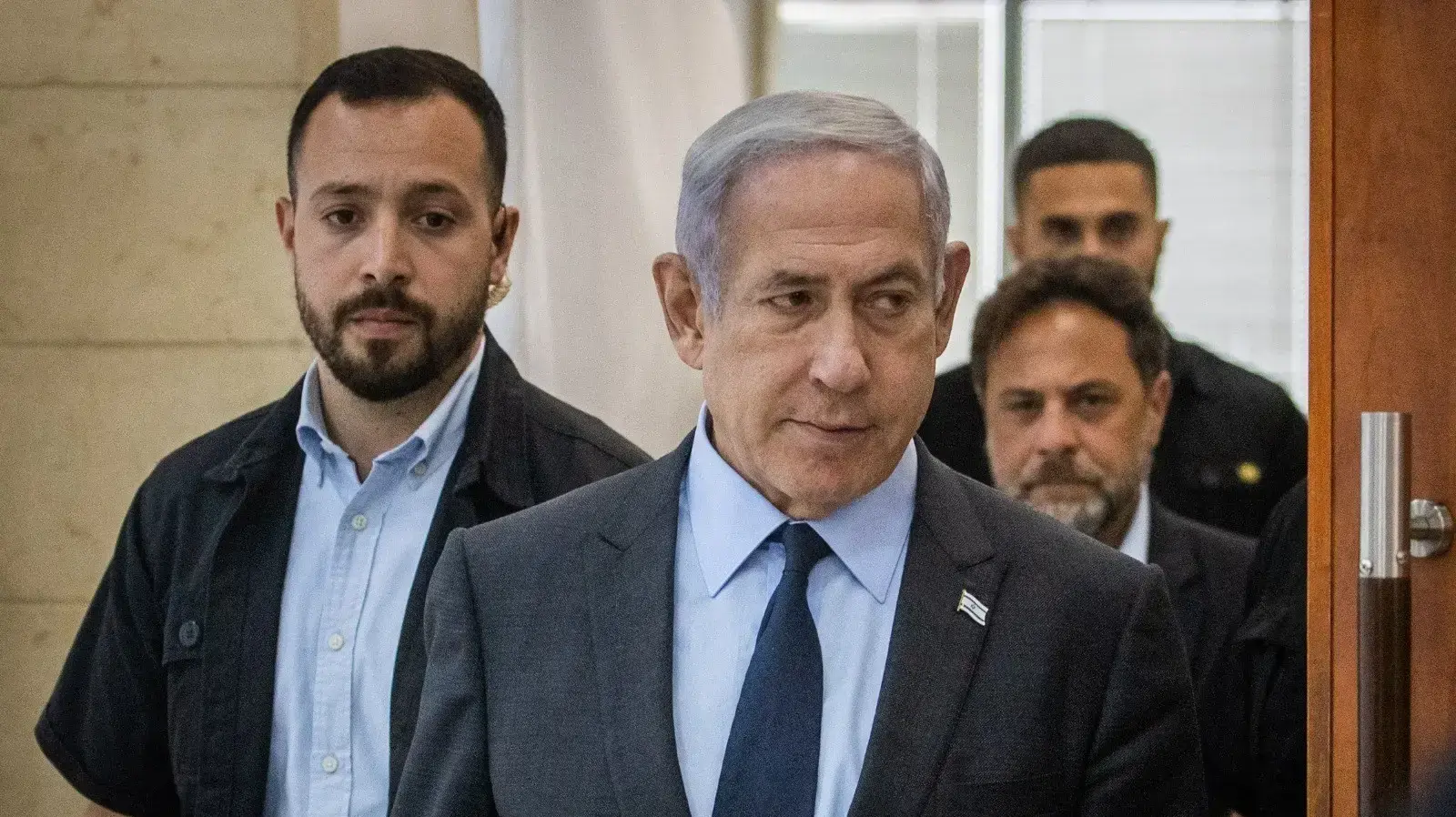 כניסת רה"מ בנימין נתניהו לדיון היום השישי לעדותו של ארנון מילצ׳ן בבית המשפט המחוזי בירושלים ובברייטון, 2 ביולי 2023 כניסת רה"מ בנימין נתניהו לדיון היום השישי לעדותו של ארנון מילצ׳ן בבית המשפט המחוזי בירושלים ובברייטון, 2 ביולי 2023