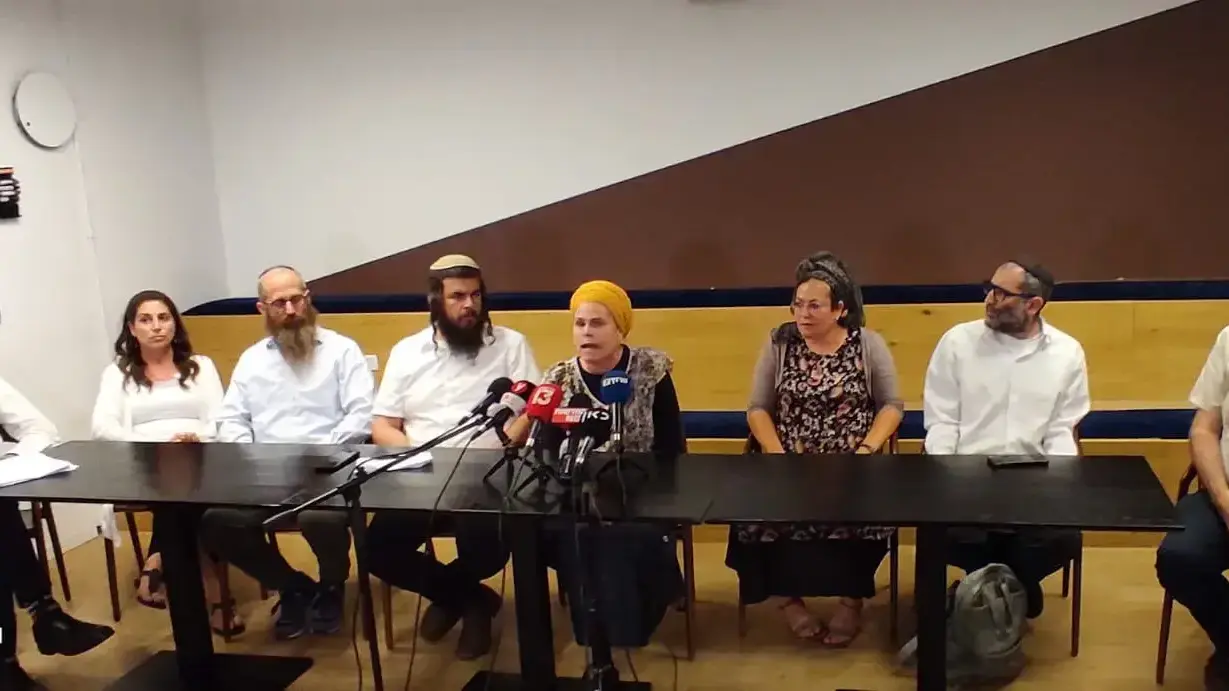 מסיבת עיתונאים של משפחות העצורים המנהליים הישראלים, שנעצרו בחשד למעורבות בפרעות בכפרים פלסטינים . 2 ביולי 2023 מסיבת עיתונאים של משפחות העצורים המנהליים הישראלים, שנעצרו בחשד למעורבות בפרעות בכפרים פלסטינים . 2 ביולי 2023
