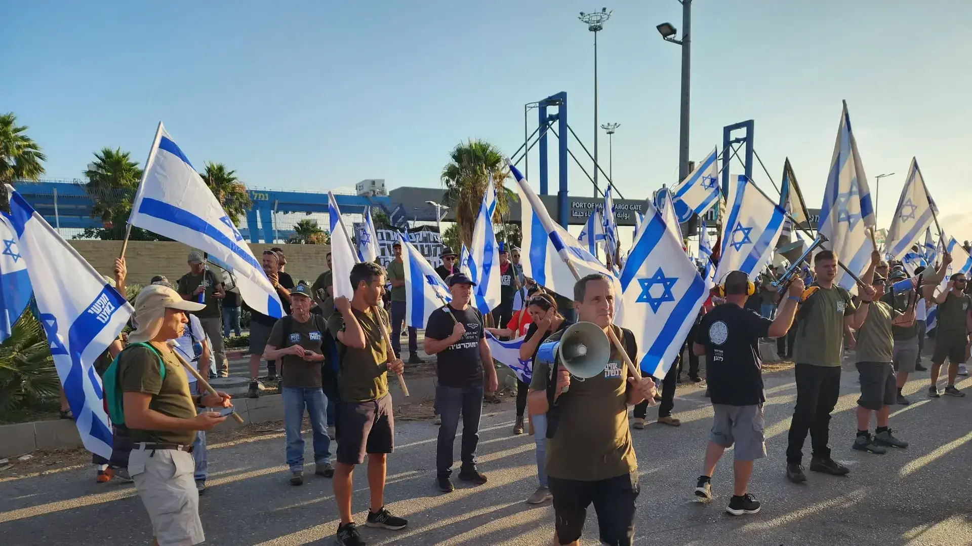 מחאת המילואימניקים "אחים לנשק" מפגינים כנגד המהפכה המשפטית בנמל חיפה מחאת המילואימניקים "אחים לנשק" מפגינים כנגד המהפכה המשפטית בנמל חיפה