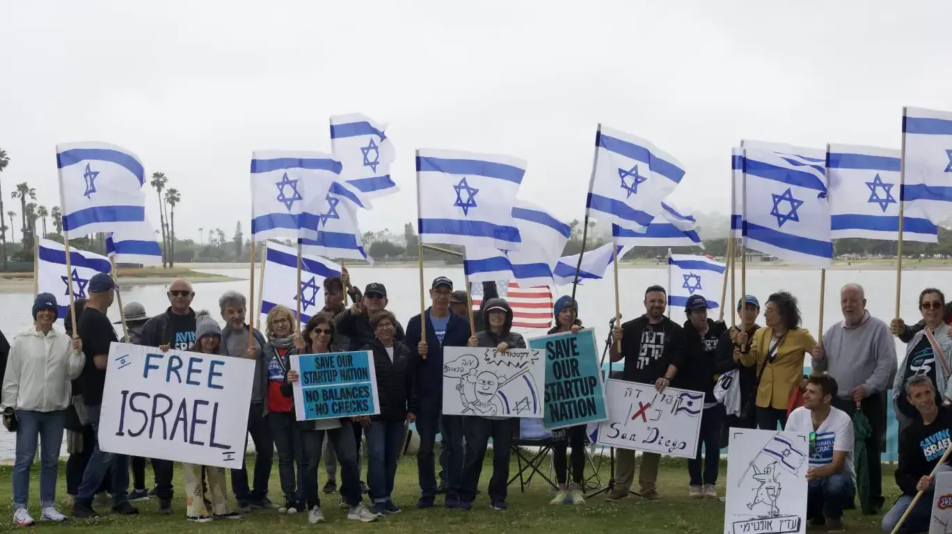 מפגינים נגד המהפכה המשפטית בעשרות ערים ברחבי העולם מפגינים נגד המהפכה המשפטית בעשרות ערים ברחבי העולם