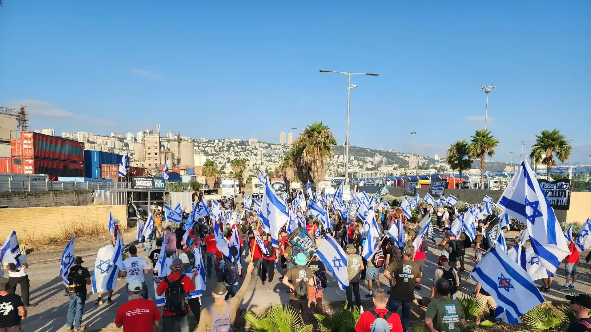 מאות מפגינים התכנסו בנמל חיפה במחאה נגד המשך חקיקת המהפכה המשפטית