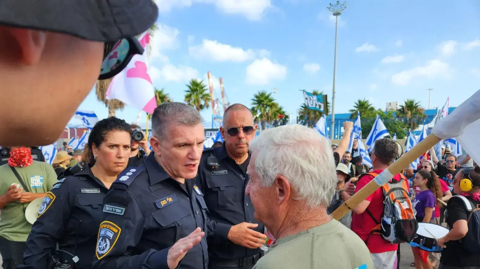 מפקד מרחב כרמל, אלי מגן, מדבר עם אלוף במיל' עמירם לוין מפקד מרחב כרמל, אלי מגן, מדבר עם אלוף במיל' עמירם לוין