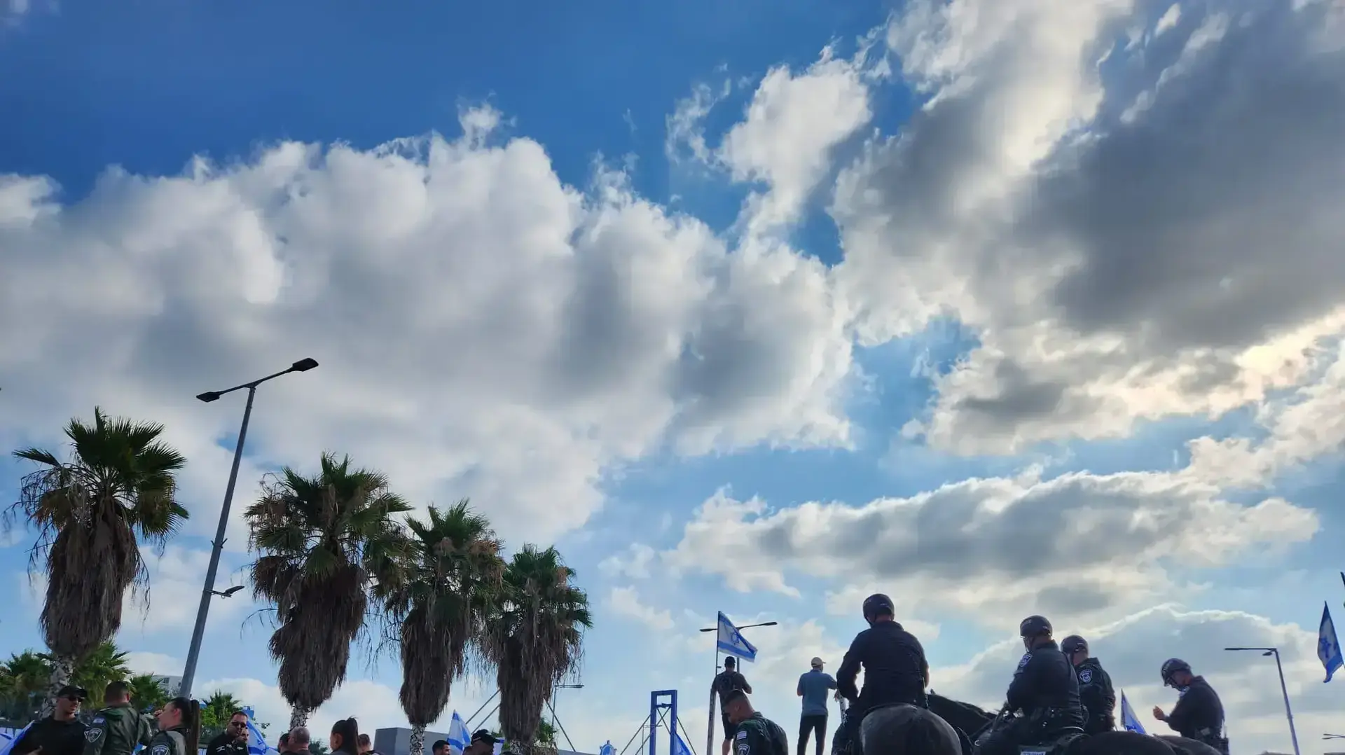 פרשים וכוחות גדולים של משטרה נערכים בנמל חיפה פרשים וכוחות גדולים של משטרה נערכים בנמל חיפה