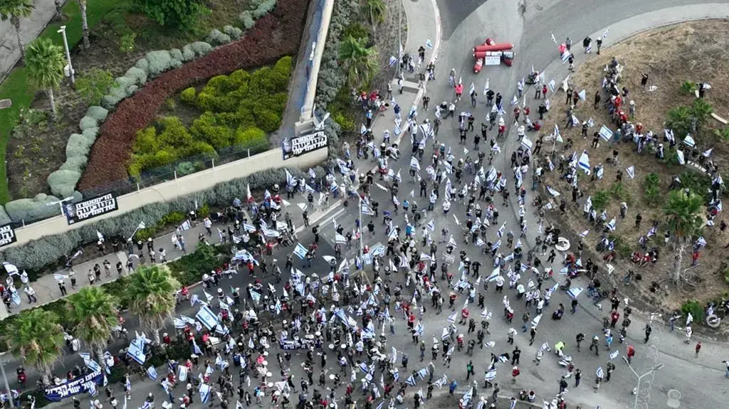 מאות מפגינים נגד המהפכה המשפטית מתכנסים בשעה זו מחוץ לנמל חיפה מאות מפגינים נגד המהפכה המשפטית מתכנסים בשעה זו מחוץ לנמל חיפה