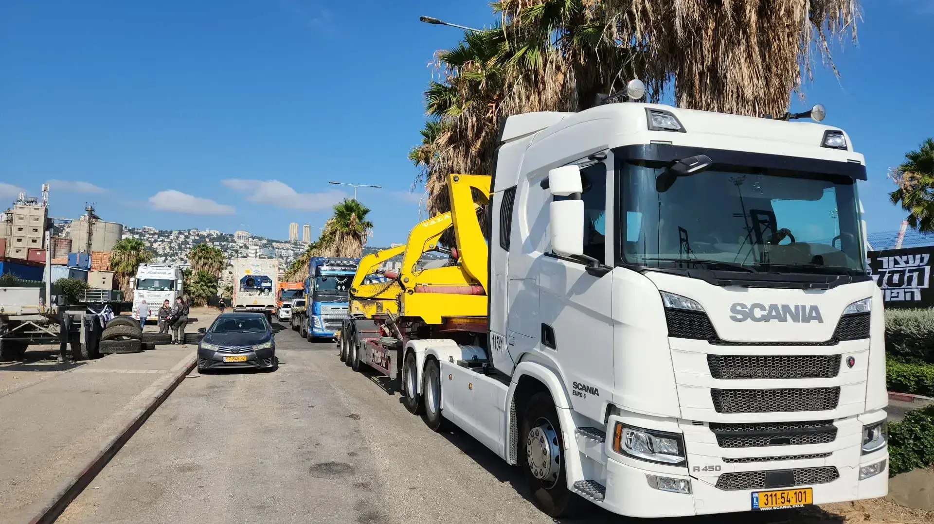 הסתיימה ההפגנה בנמל המפרץ. עשרות משאיות מתחילות להיכנס ולצאת אל הנמל וממנו הסתיימה ההפגנה בנמל המפרץ. עשרות משאיות מתחילות להיכנס ולצאת אל הנמל וממנו