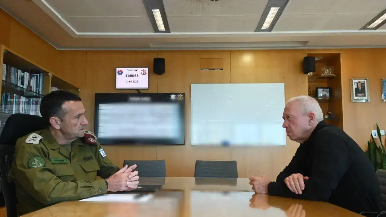 שר הביטחון יואב גלנט בהערכת מצב עם הרמטכ״ל רב-אלוף הרצי הלוי, סגן ראש השב״כ ובכירי מערכת הביטחון נוכח פעילות צה"ל בג'נין, 3 ביולי 2023