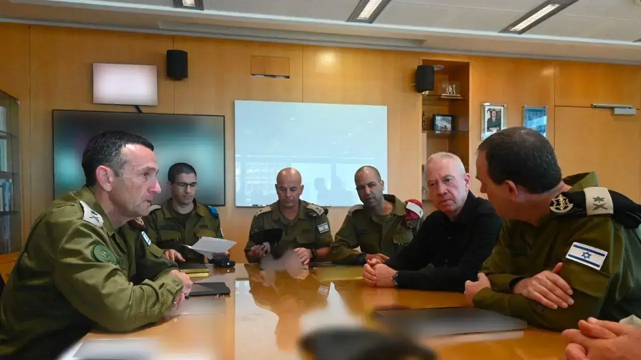 שר הביטחון יואב גלנט בהערכת מצב עם הרמטכ״ל רב-אלוף הרצי הלוי, סגן ראש השב״כ ובכירי מערכת הביטחון נוכח פעילות צה"ל בג'נין, 3 ביולי 2023 שר הביטחון יואב גלנט בהערכת מצב עם הרמטכ״ל רב-אלוף הרצי הלוי, סגן ראש השב״כ ובכירי מערכת הביטחון נוכח פעילות צה"ל בג'נין, 3 ביולי 2023