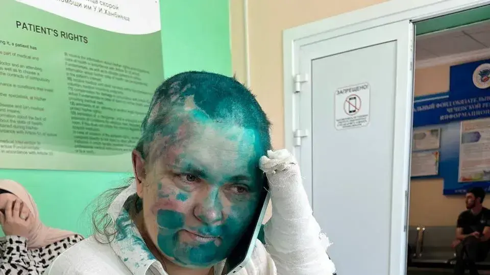 העיתונאית הרוסייה ילנה מילשינה מדברת בבית חולים אחרי שהותקפה בצ'צ'ניה, רוסיה, 4 ביולי 2023
