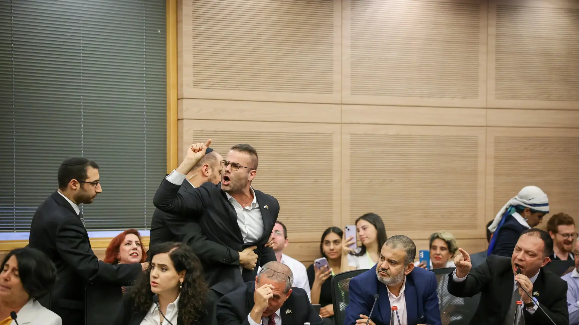 ועדת החוקה אישרה לקריאה ראשונה את ביטול עילת הסיבות, מהומה פרצה באולם 04 ביולי 2023 ועדת החוקה אישרה לקריאה ראשונה את ביטול עילת הסיבות, מהומה פרצה באולם 04 ביולי 2023
