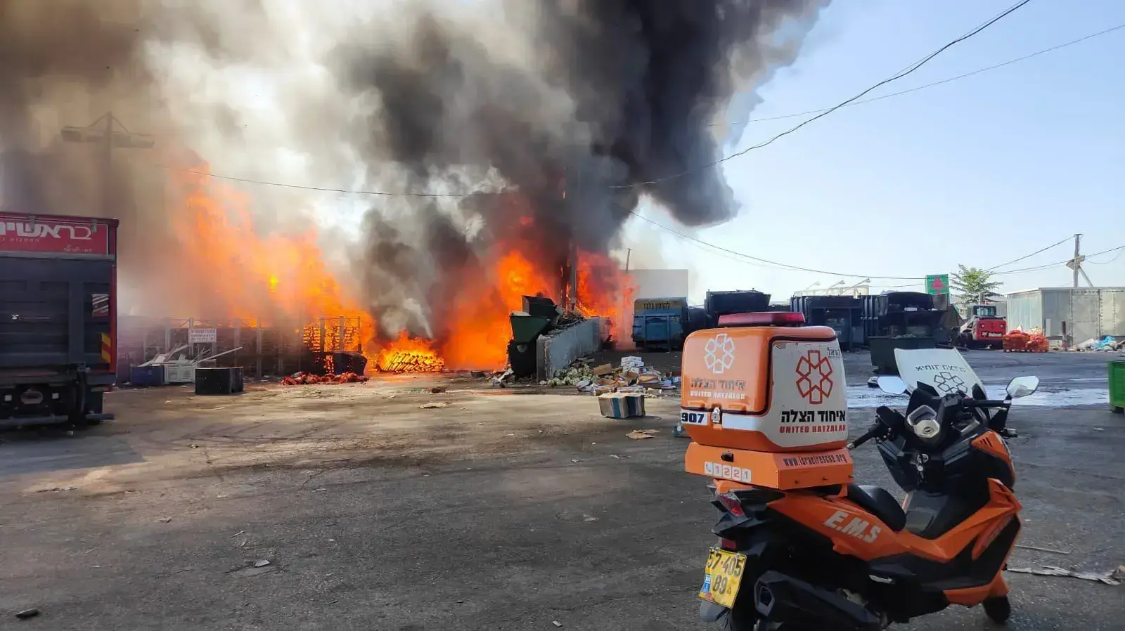 מכולות עולות באש: שריפה בשוק בירושלים 04 ביולי 2023 מכולות עולות באש: שריפה בשוק בירושלים 04 ביולי 2023