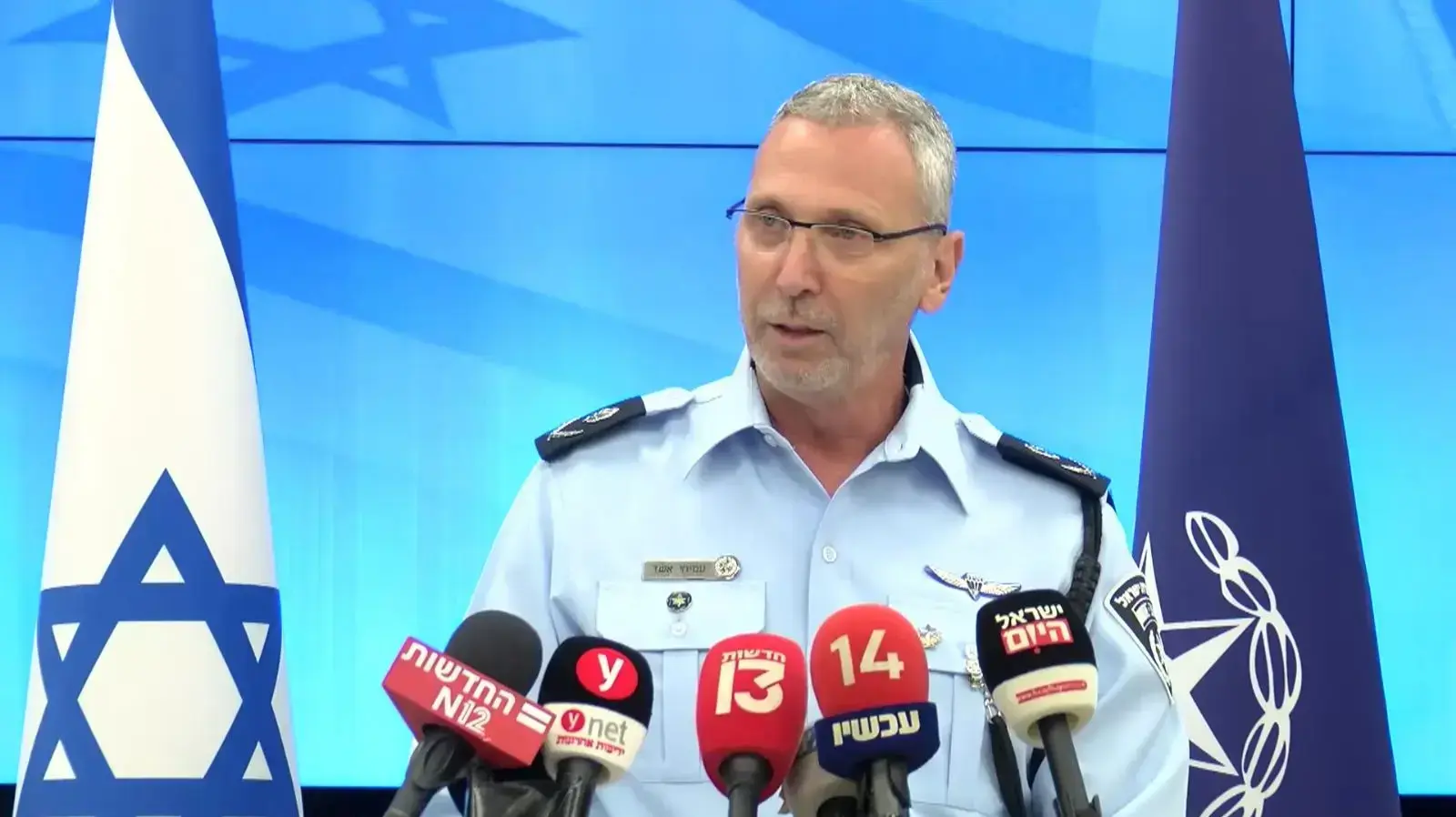 מפקד מחוז תל אביב ניצב עמיחי אשד בהצהרה בה הוא מתפטר מהמשטרה. 5 ביולי 2023 מפקד מחוז תל אביב ניצב עמיחי אשד בהצהרה בה הוא מתפטר מהמשטרה. 5 ביולי 2023