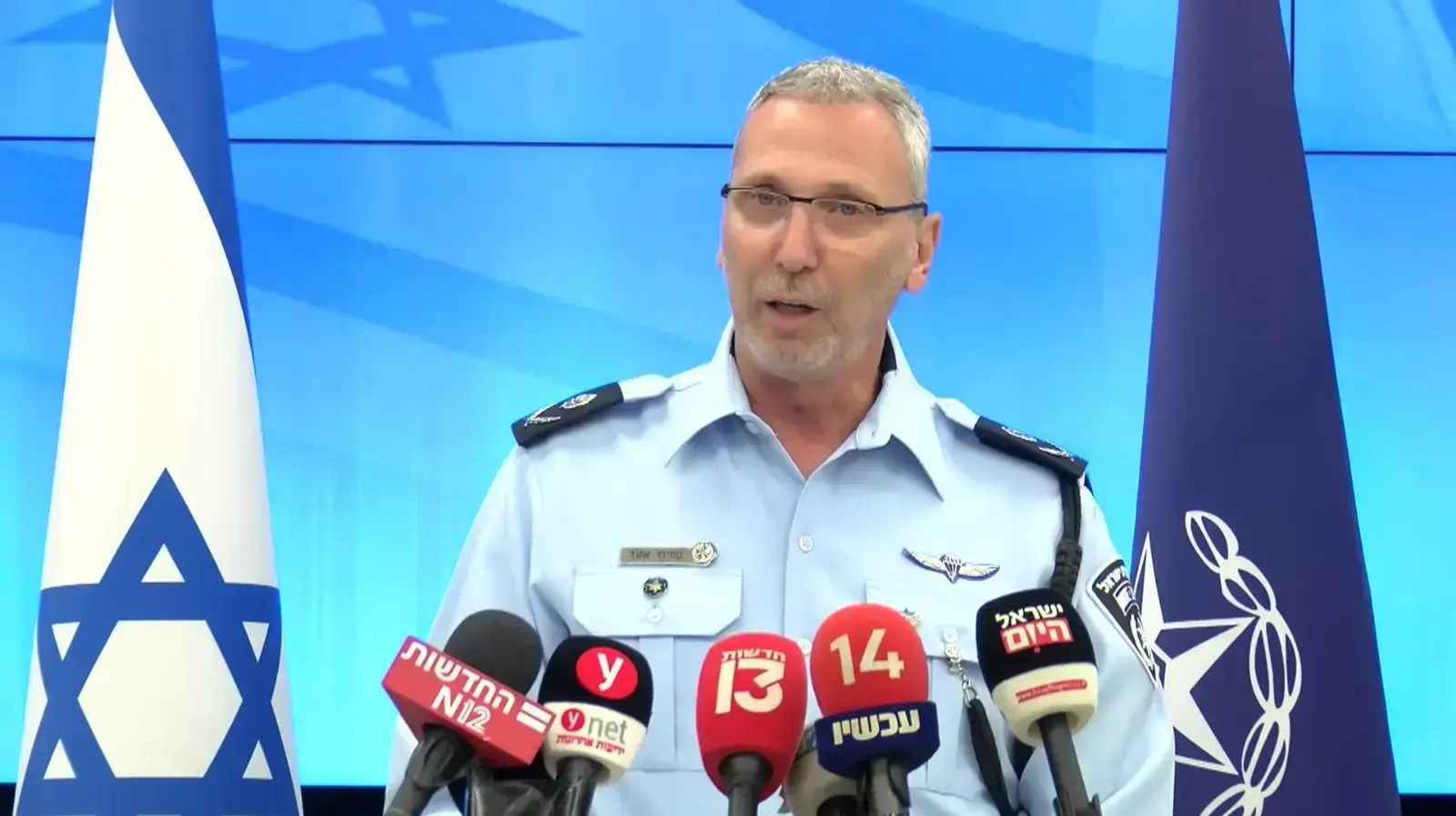 מפקד מחוז תל אביב ניצב עמיחי אשד בהצהרה בה הוא מתפטר מהמשטרה. 5 ביולי 2023 מפקד מחוז תל אביב ניצב עמיחי אשד בהצהרה בה הוא מתפטר מהמשטרה. 5 ביולי 2023