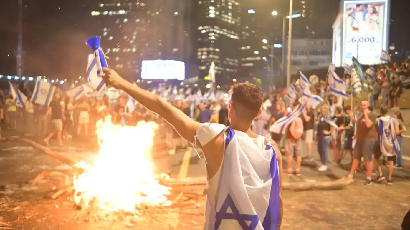 מחאה אחרי התפטרות ניצב עמי אשד, נתיבי איילון נחסמו לתנועה. 5 ביולי 2023 מחאה אחרי התפטרות ניצב עמי אשד, נתיבי איילון נחסמו לתנועה. 5 ביולי 2023