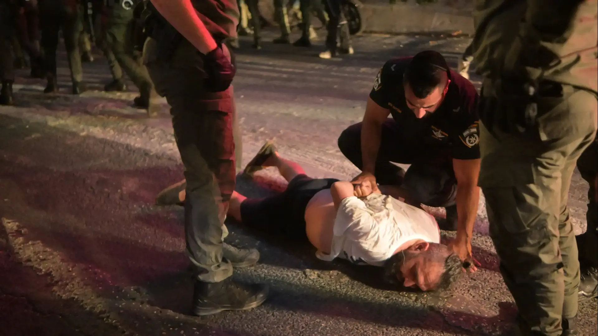 מעצר במהלך הפגנה לאחר הודעת הפרישה של ניצב עמי אשד מהמשטרה, נתיבי איילון ת"א, 6 ביולי 2023 מעצר במהלך הפגנה לאחר הודעת הפרישה של ניצב עמי אשד מהמשטרה, נתיבי איילון ת"א, 6 ביולי 2023