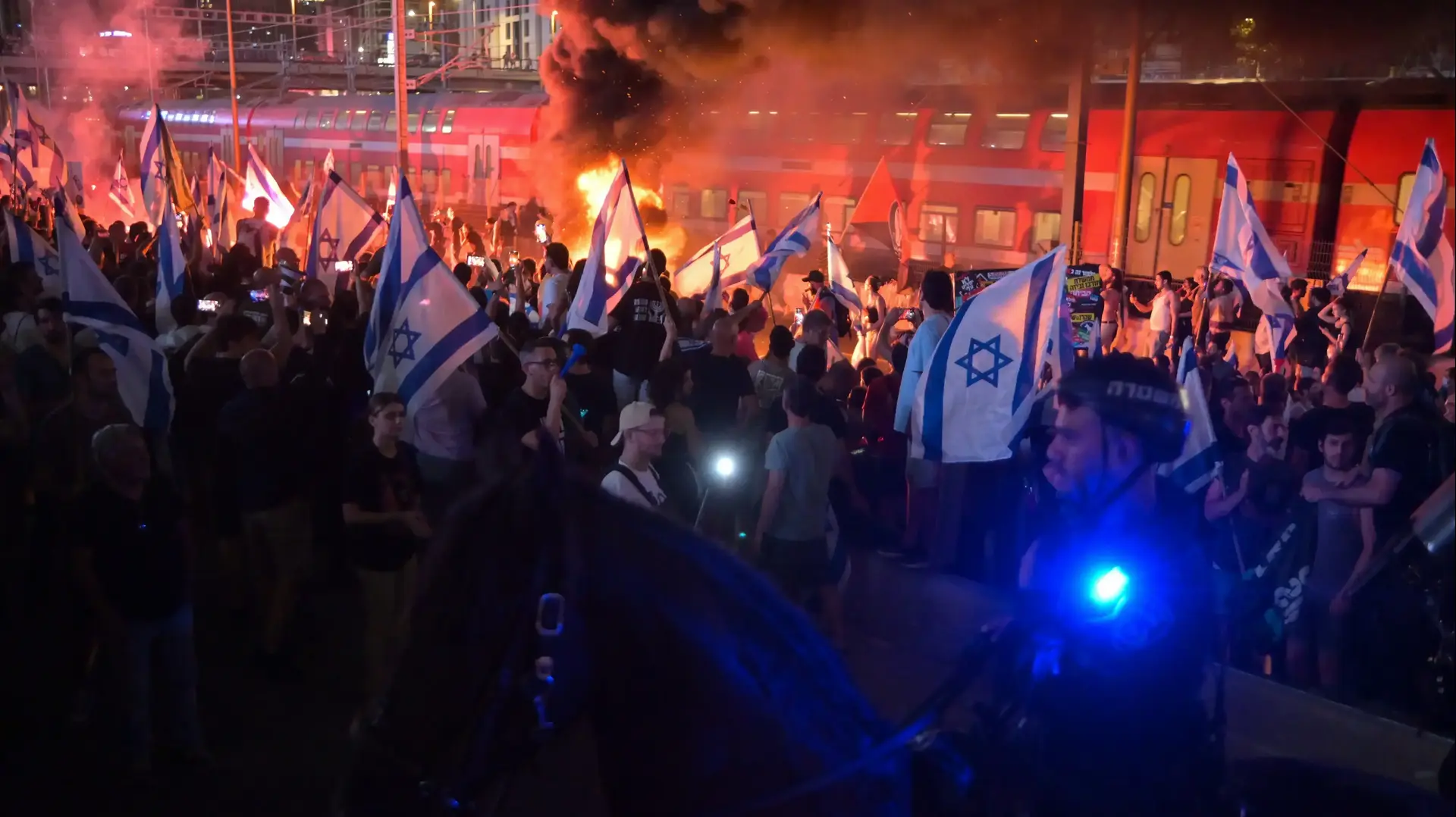 הפגנה לאחר הודעת הפרישה של ניצב עמי אשד מהמשטרה, נתיבי איילון ת"א, 6 ביולי 2023 הפגנה לאחר הודעת הפרישה של ניצב עמי אשד מהמשטרה, נתיבי איילון ת"א, 6 ביולי 2023