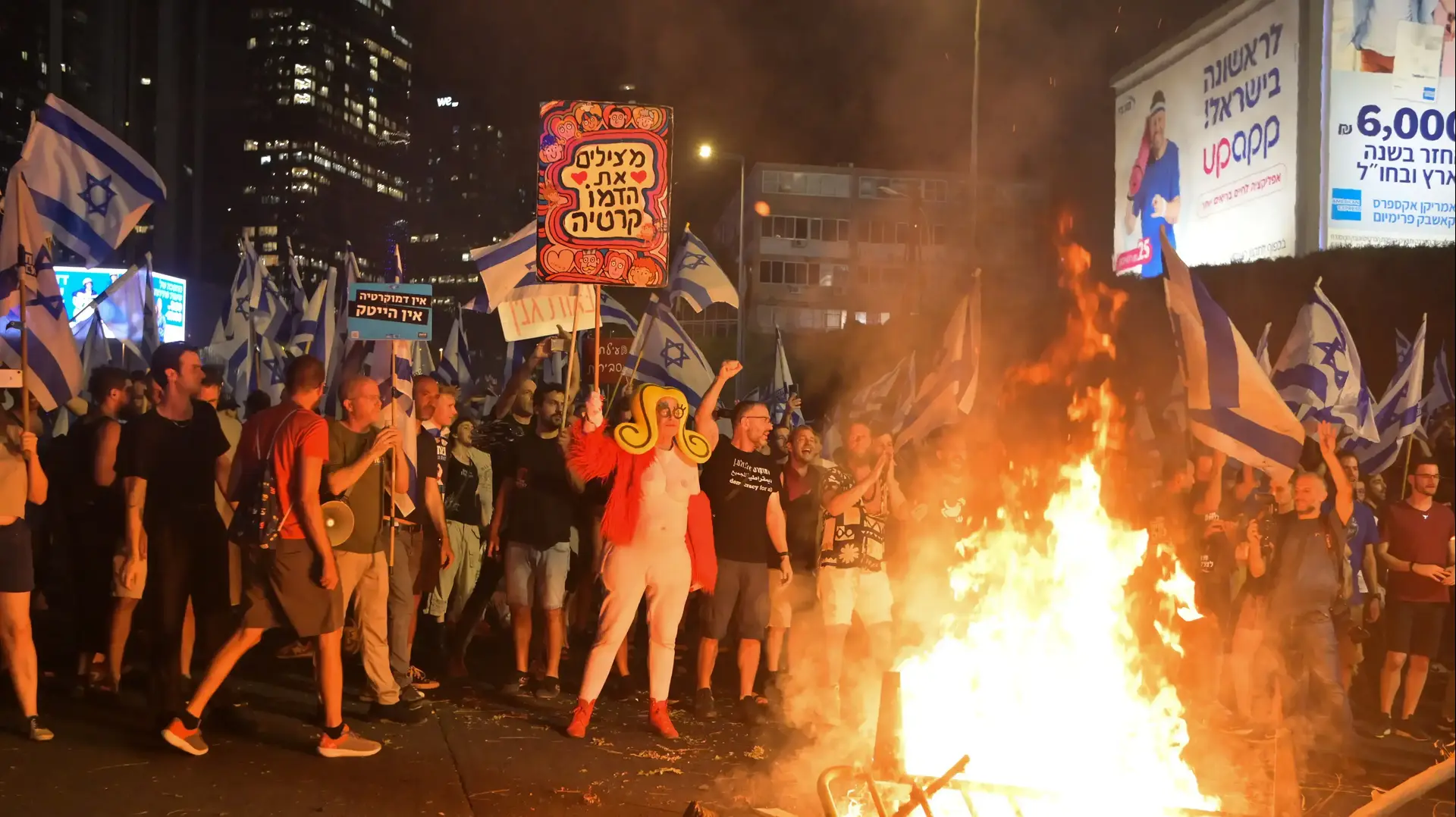 הפגנה לאחר הודעת הפרישה של ניצב עמי אשד מהמשטרה, נתיבי איילון ת"א, 6 ביולי 2023 הפגנה לאחר הודעת הפרישה של ניצב עמי אשד מהמשטרה, נתיבי איילון ת"א, 6 ביולי 2023
