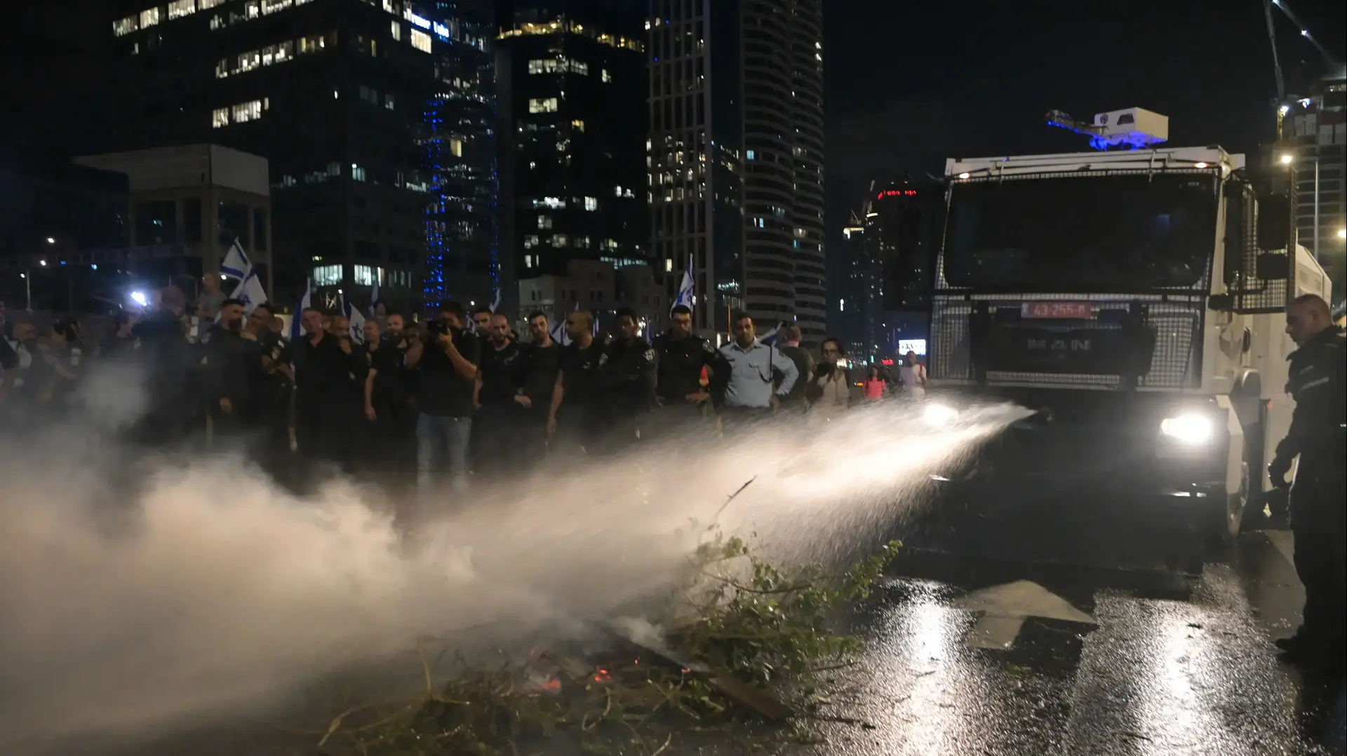מכתזית בהפגנה לאחר הודעת הפרישה של ניצב עמי אשד מהמשטרה, נתיבי איילון ת"א, 6 ביולי 2023 מכתזית בהפגנה לאחר הודעת הפרישה של ניצב עמי אשד מהמשטרה, נתיבי איילון ת"א, 6 ביולי 2023