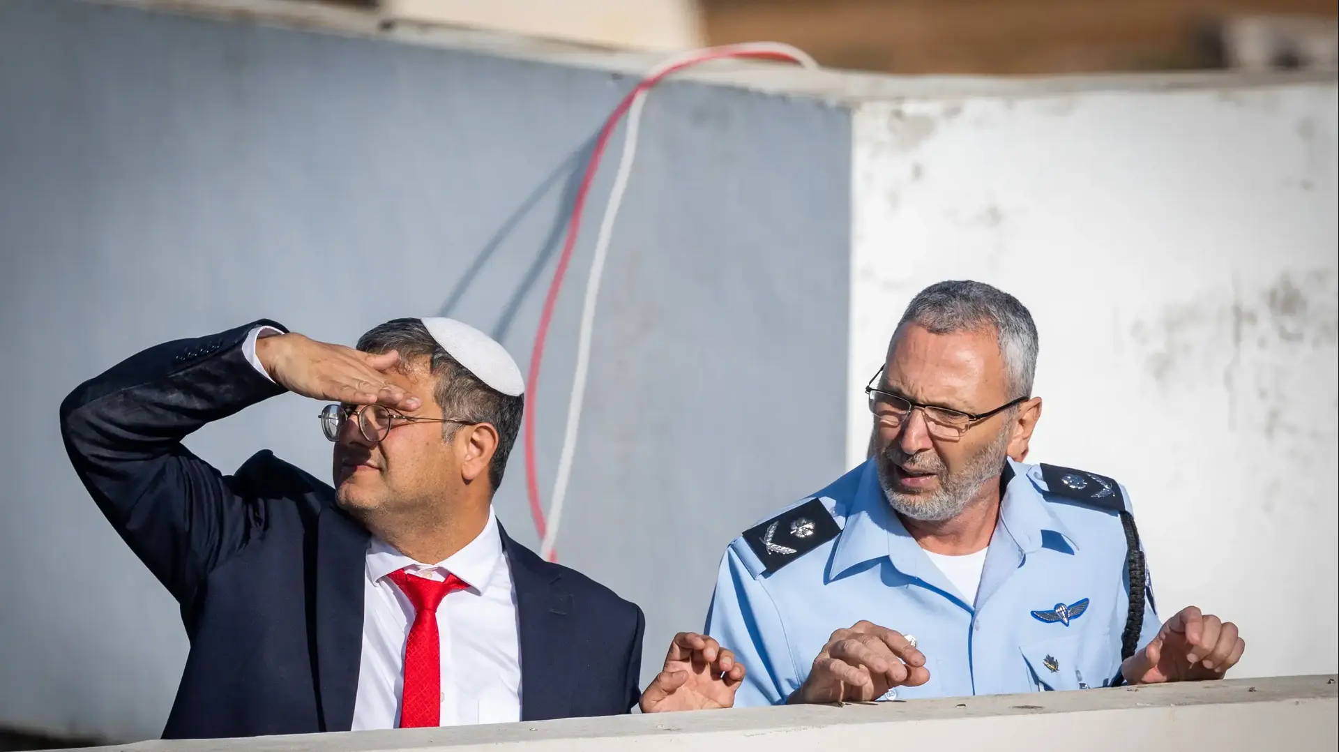 מפקד מחוז תל אביב היוצא עמי אשד והשר לביטחון לאומי איתמר בן גביר 

30 במאי 2023