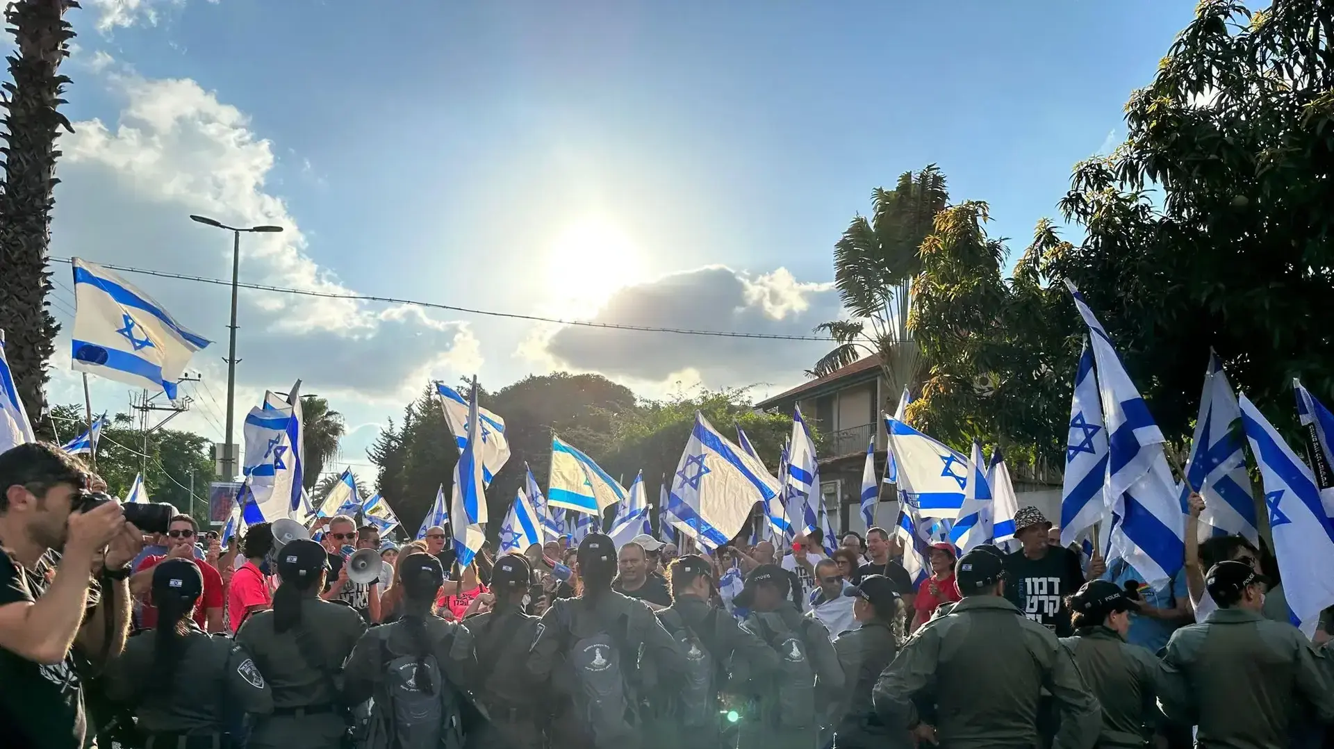 כוחות גדולים מחוץ לביתה של גמליאל מול מפגינים כחלק מליל מחאות מול בתיהם של חברי כנסת כוחות גדולים מחוץ לביתה של גמליאל מול מפגינים כחלק מליל מחאות מול בתיהם של חברי כנסת