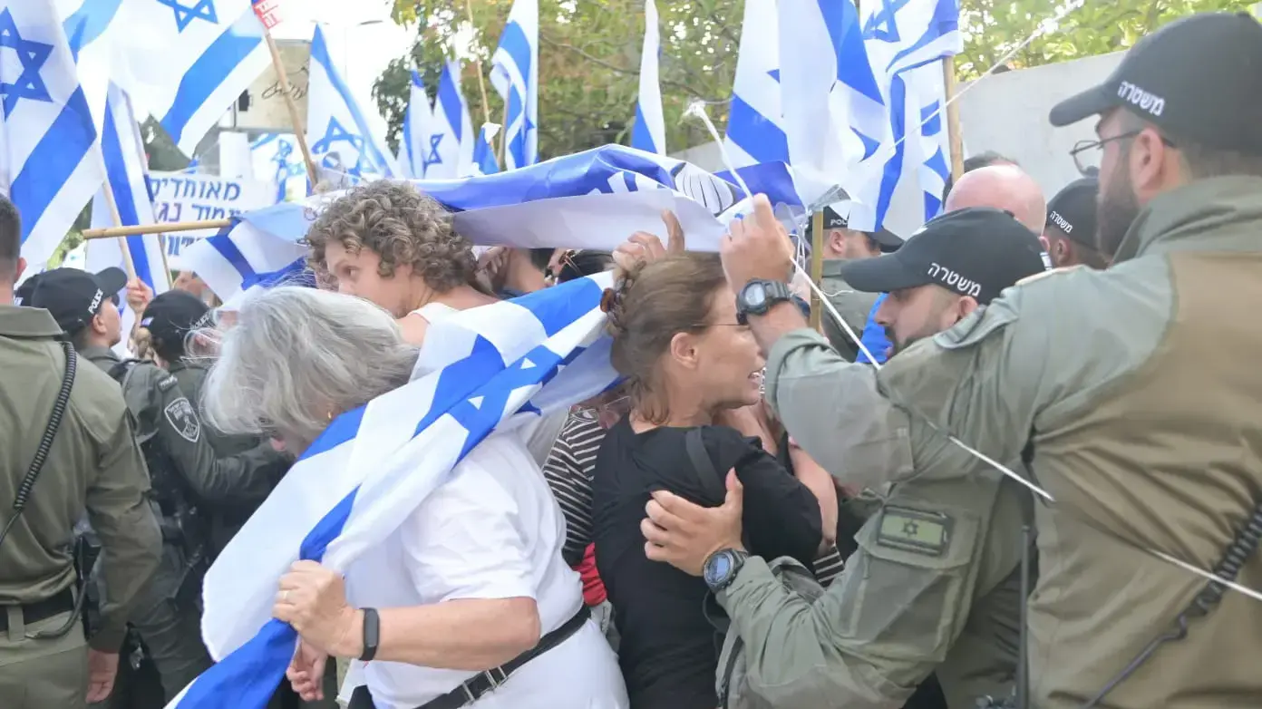 הפגנה מחוץ לביתו של ח"כ יואב קיש כחלק מליל מחאות מול בתיהם של חברי כנסת 06 ביולי 2023 הפגנה מחוץ לביתו של ח"כ יואב קיש כחלק מליל מחאות מול בתיהם של חברי כנסת 06 ביולי 2023