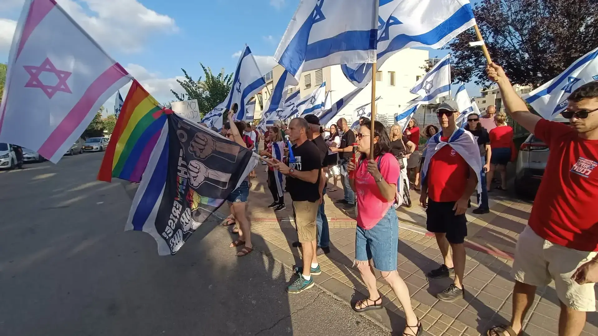 הפגנה מחוץ לביתו של ח"כ משה סעדה כחלק מליל מחאות מול בתיהם של חברי כנסת 06 ביולי 2023 הפגנה מחוץ לביתו של ח"כ משה סעדה כחלק מליל מחאות מול בתיהם של חברי כנסת 06 ביולי 2023