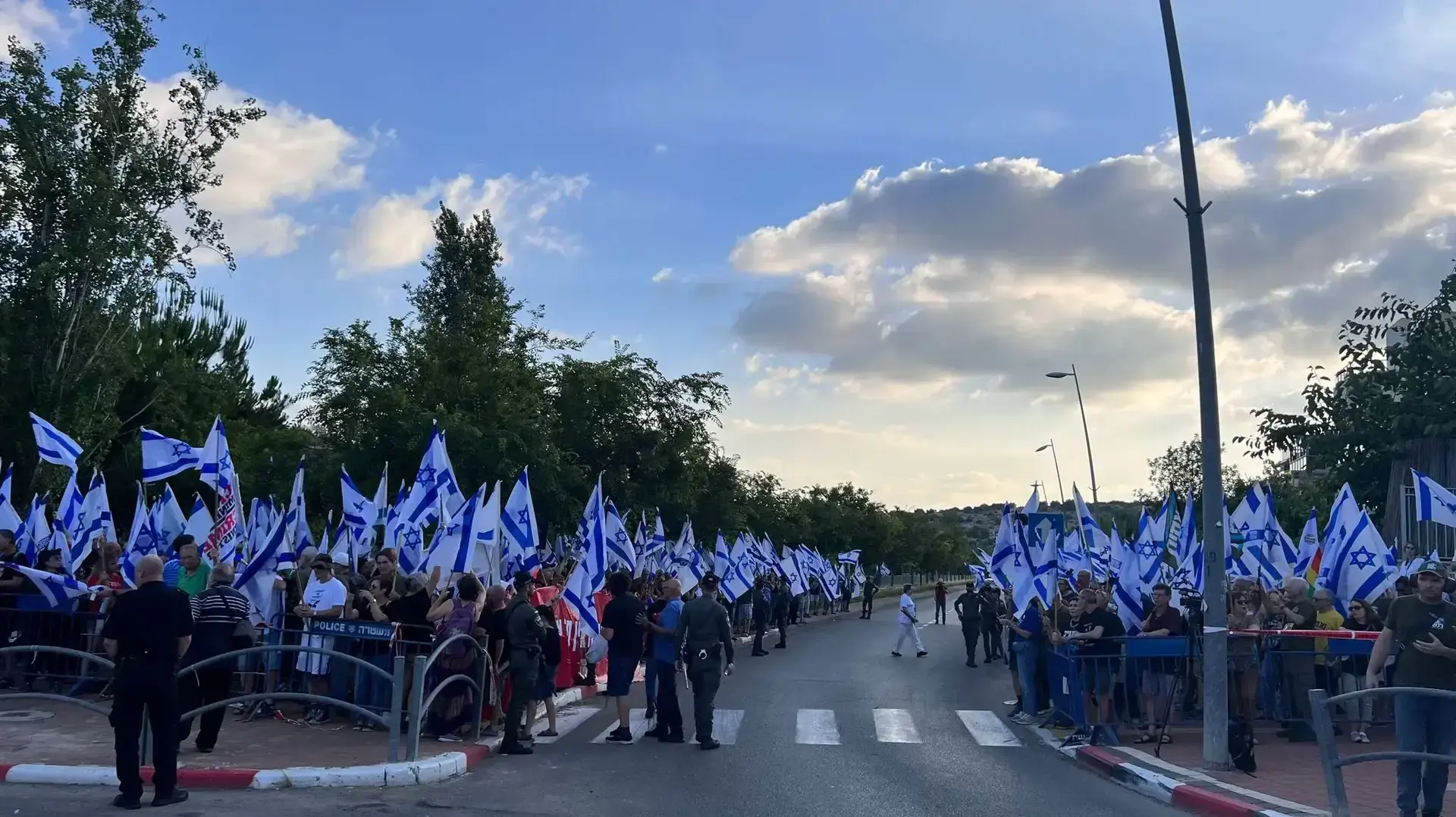 הפגנה מחוץ לביתו של שר המשפטים יריב לוין כחלק מליל מחאות מול בתיהם של חברי כנסת 06 ביולי 2023 הפגנה מחוץ לביתו של שר המשפטים יריב לוין כחלק מליל מחאות מול בתיהם של חברי כנסת 06 ביולי 2023
