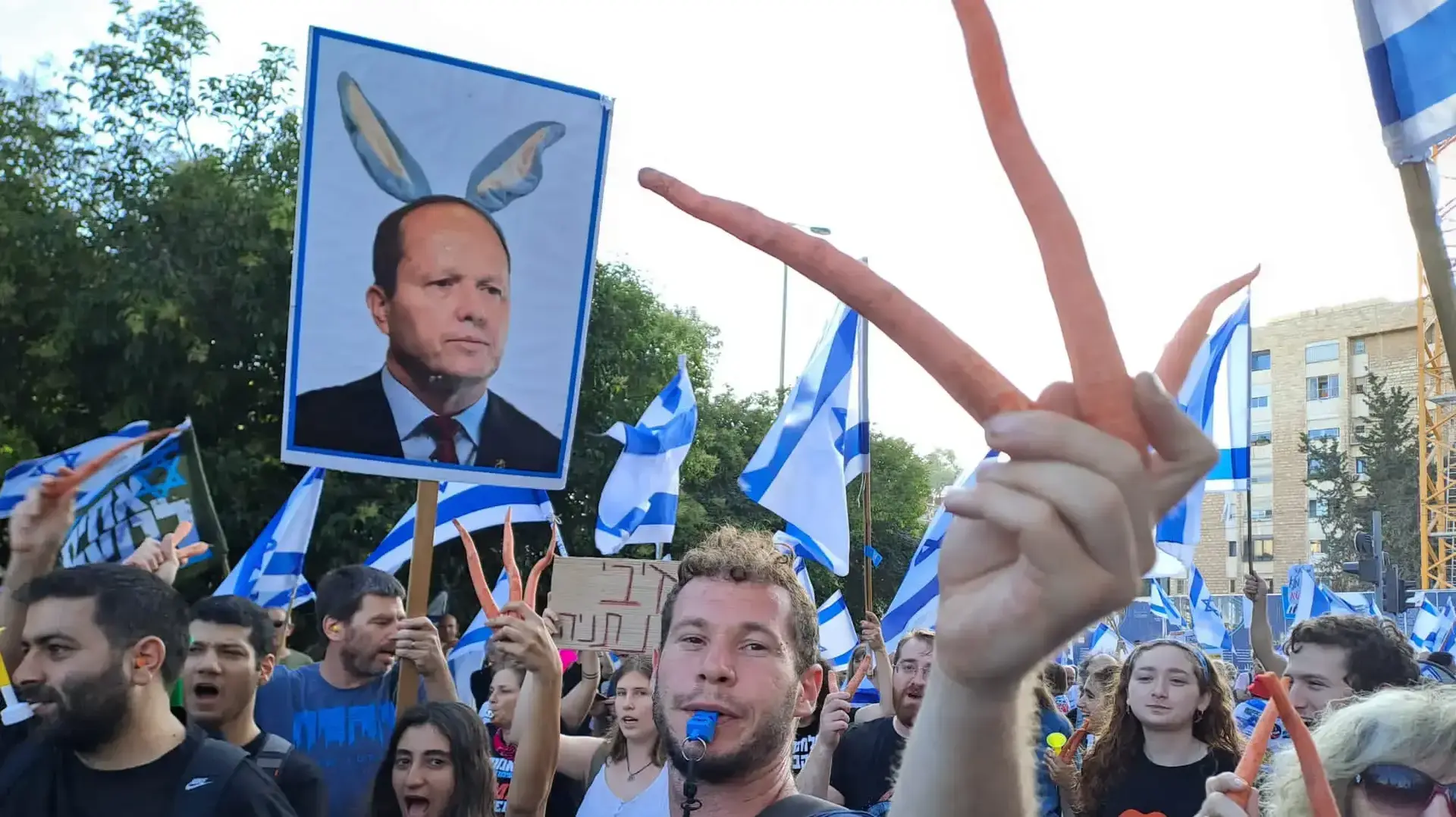 הפגנה מחוץ לביתו של שר הכלכלה ניר ברקת כחלק מליל מחאות מול בתיהם של חברי כנסת 06 ביולי 2023 הפגנה מחוץ לביתו של שר הכלכלה ניר ברקת כחלק מליל מחאות מול בתיהם של חברי כנסת 06 ביולי 2023