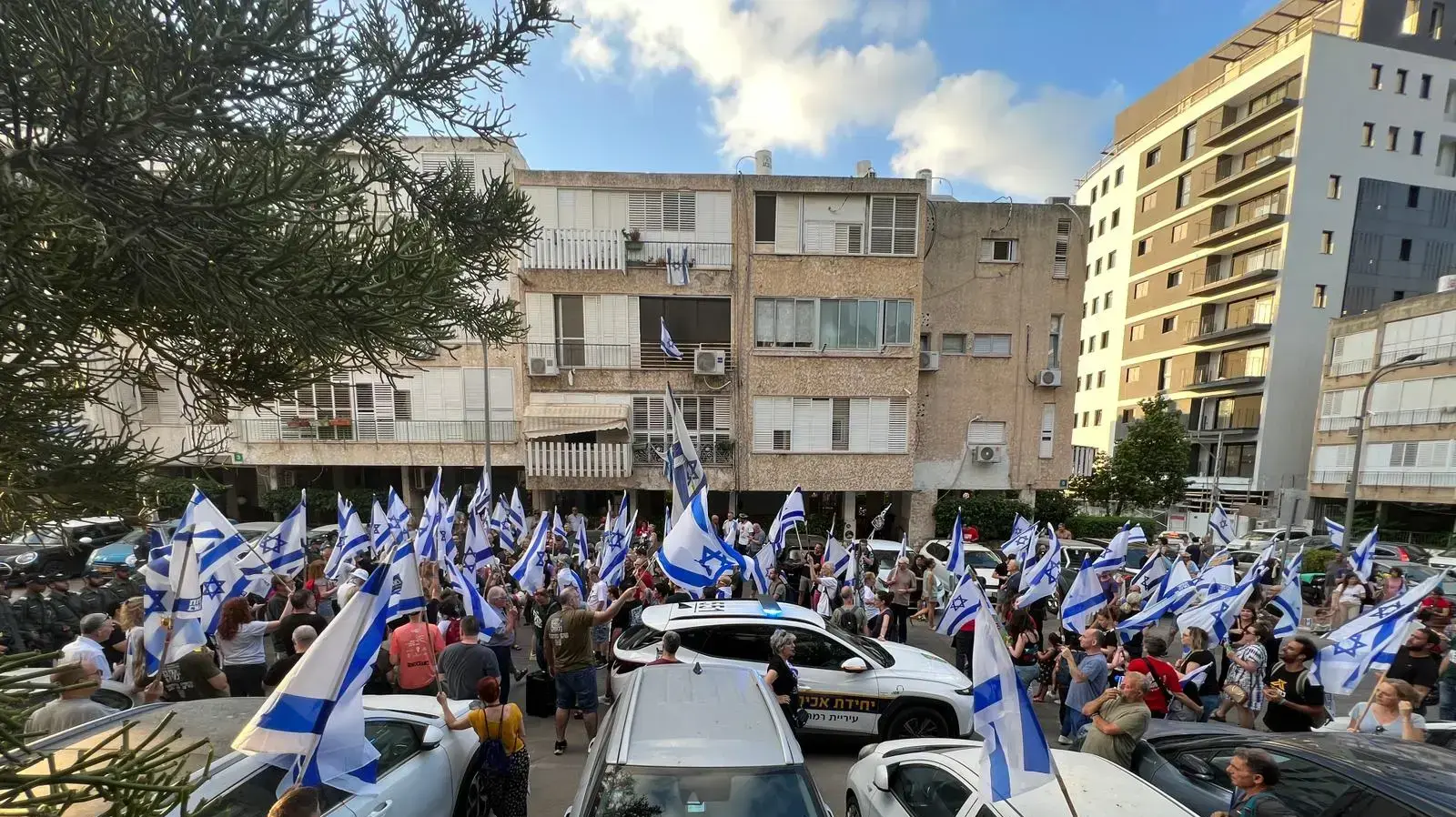הפגנה מחוץ לביתו של ח"כ בועז ביסמוט כחלק מליל מחאות מול בתיהם של חברי כנסת 06 ביולי 2023 הפגנה מחוץ לביתו של ח"כ בועז ביסמוט כחלק מליל מחאות מול בתיהם של חברי כנסת 06 ביולי 2023