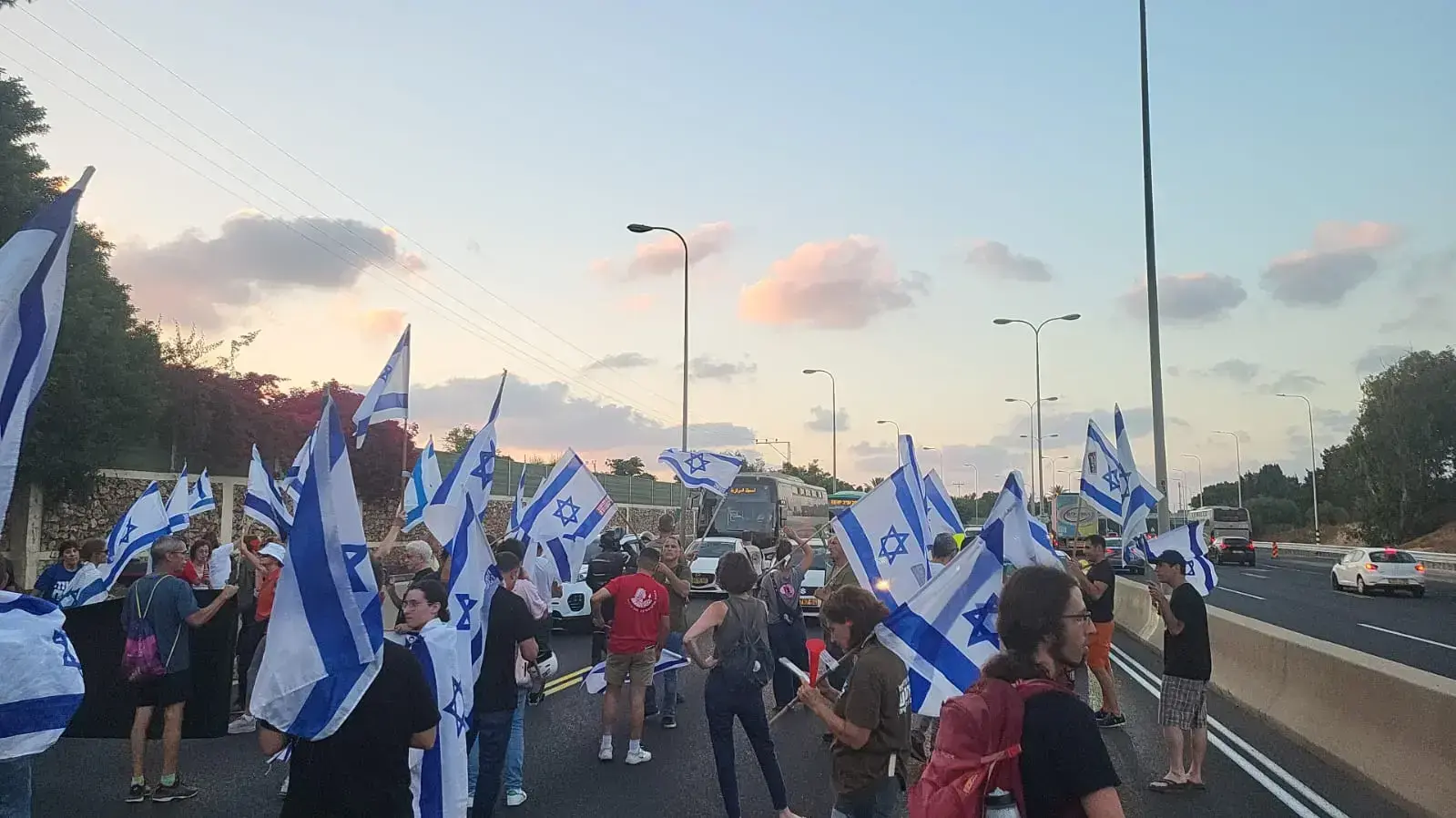 כביש החוף חסום באזור צומת כפר שמריהו, כחלק מגל ההפגנות 06 ביולי 2023 כביש החוף חסום באזור צומת כפר שמריהו, כחלק מגל ההפגנות 06 ביולי 2023
