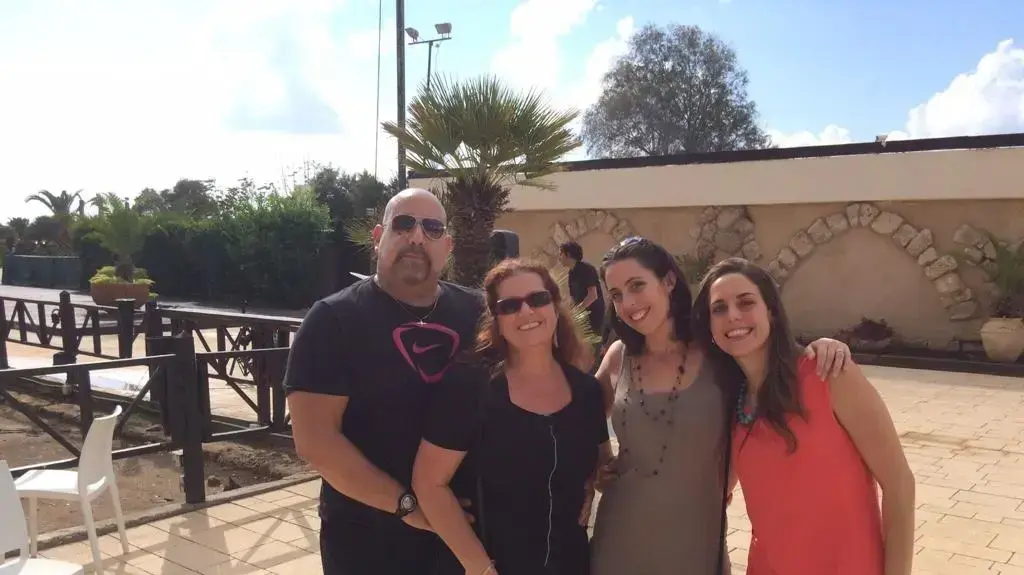 שיר לכת, בילי אוסטרו, אשתו תמירה ובנותיהן שלי ודניאלה שיר לכת, בילי אוסטרו, אשתו תמירה ובנותיהן שלי ודניאלה
