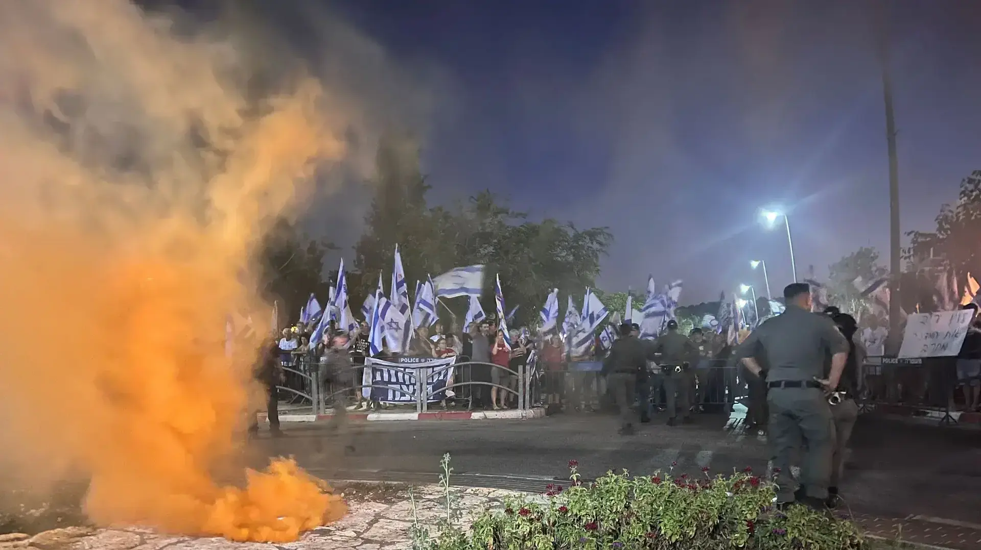 הפגנה מחוץ לביתו של שר המשפטים יריב לוין כחלק מליל מחאות מול בתיהם של חברי כנסת 06 ביולי 2023 הפגנה מחוץ לביתו של שר המשפטים יריב לוין כחלק מליל מחאות מול בתיהם של חברי כנסת 06 ביולי 2023