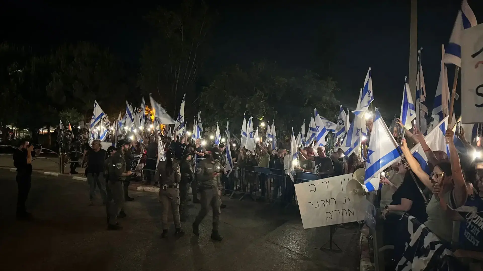 הפגנה מחוץ לביתו של שר המשפטים יריב לוין כחלק מליל מחאות מול בתיהם של חברי כנסת 06 ביולי 2023 הפגנה מחוץ לביתו של שר המשפטים יריב לוין כחלק מליל מחאות מול בתיהם של חברי כנסת 06 ביולי 2023