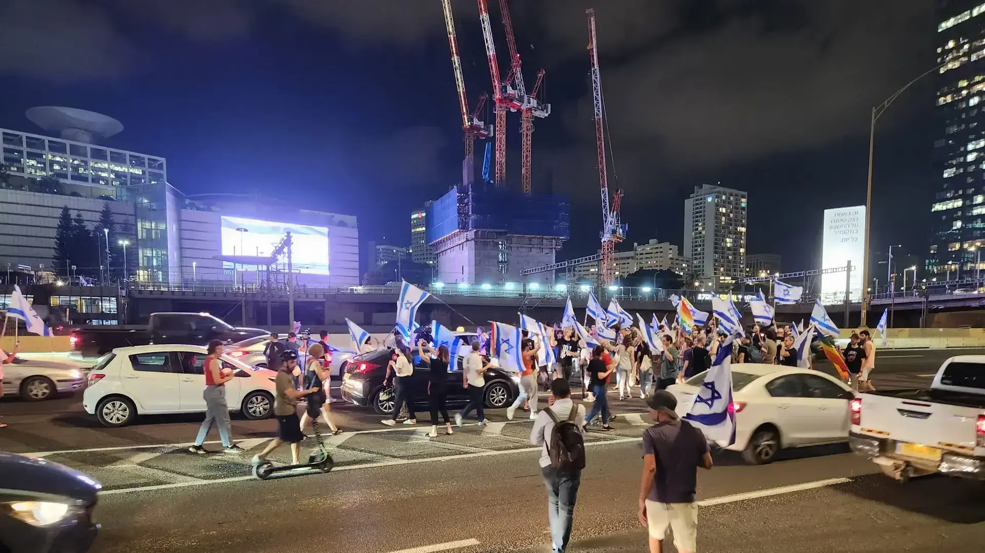 הפגנה באיילון כחלק מליל מחאות מול בתיהם של חברי כנסת 06 ביולי 2023 הפגנה באיילון כחלק מליל מחאות מול בתיהם של חברי כנסת 06 ביולי 2023